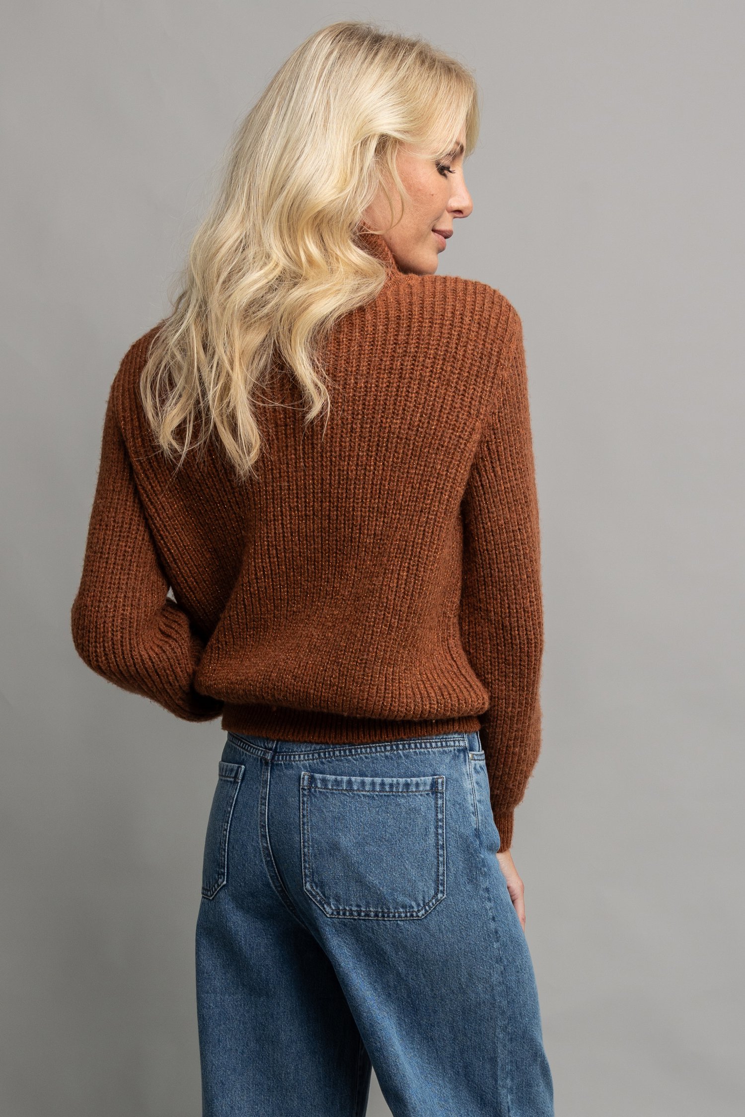 Le dos de Pull rouille avec col roulé et laine de AC by Annelien Coorevits pour Femmes