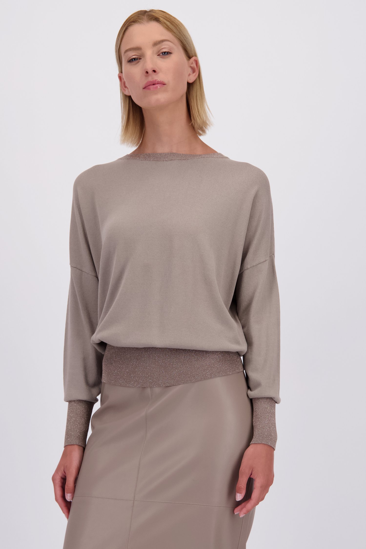 Le devant de Pull taupe avec bords pailletés de D'Auvry pour Femmes
