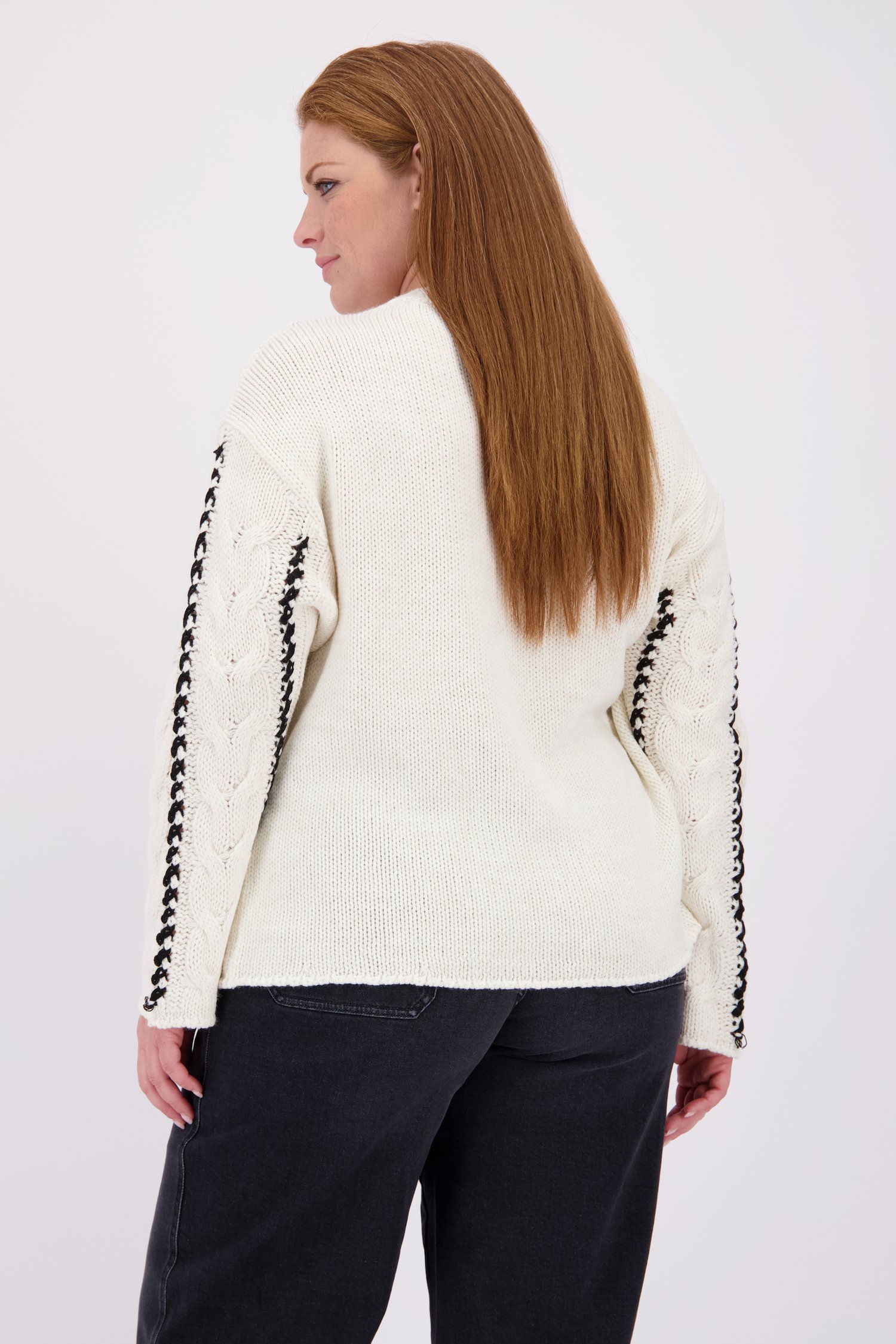 Le dos de Pull torsadé blanc à rayures noires de ONLY Carmakoma pour Femmes