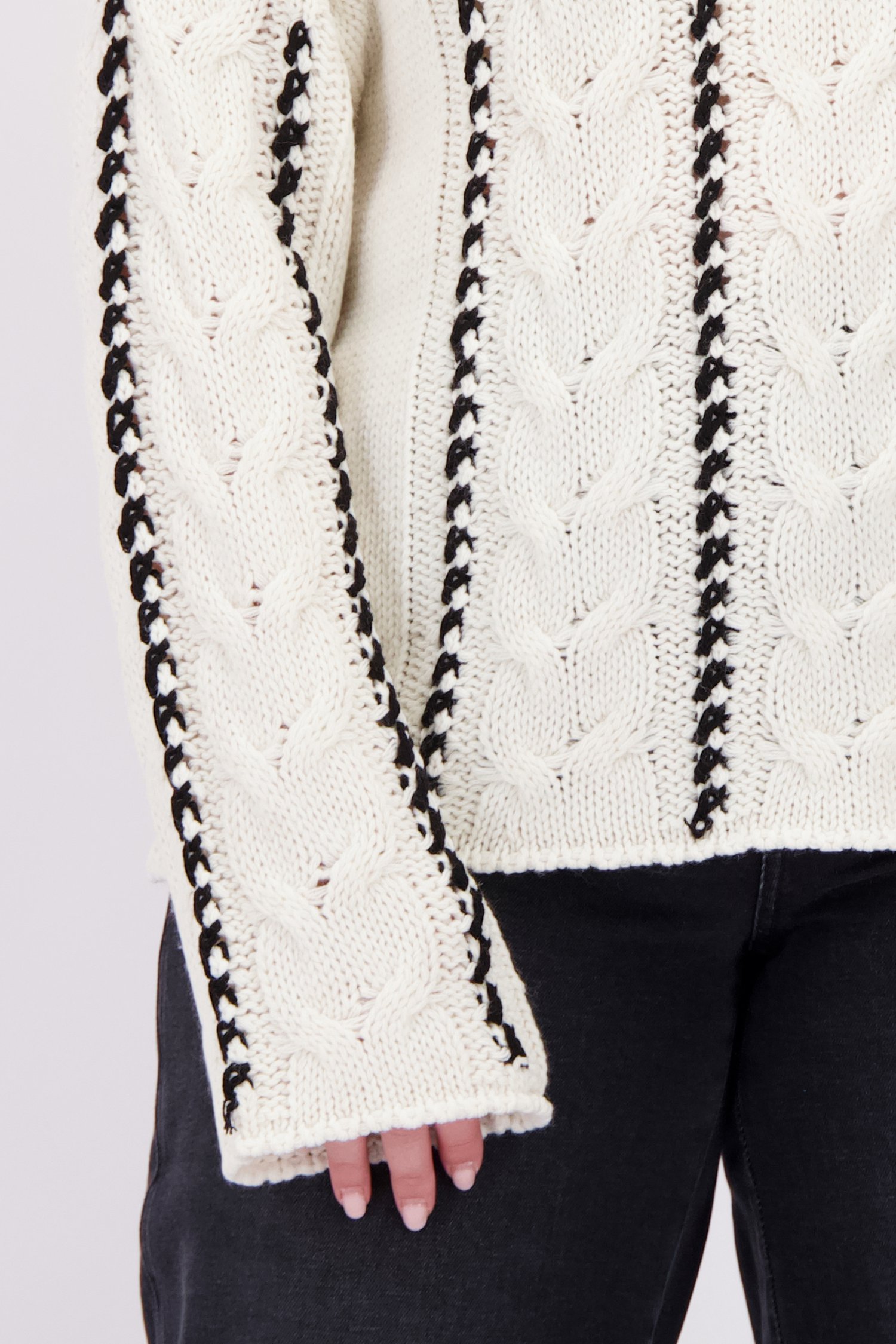 Détail de Pull torsadé blanc à rayures noires de ONLY Carmakoma pour Femmes