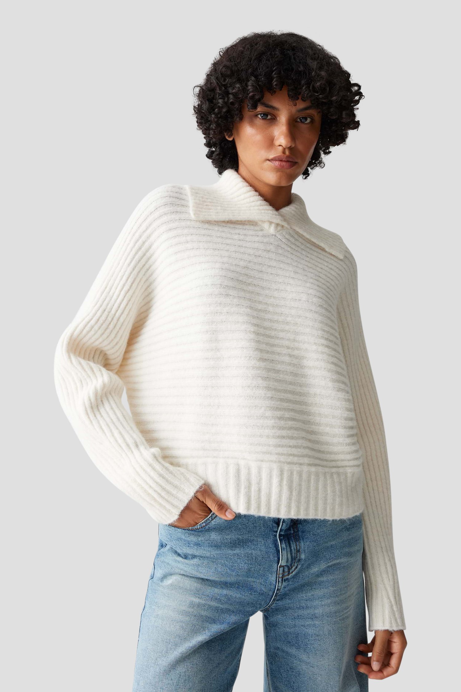 Le devant de Pull tricoté blanc à col large de Opus pour Femmes