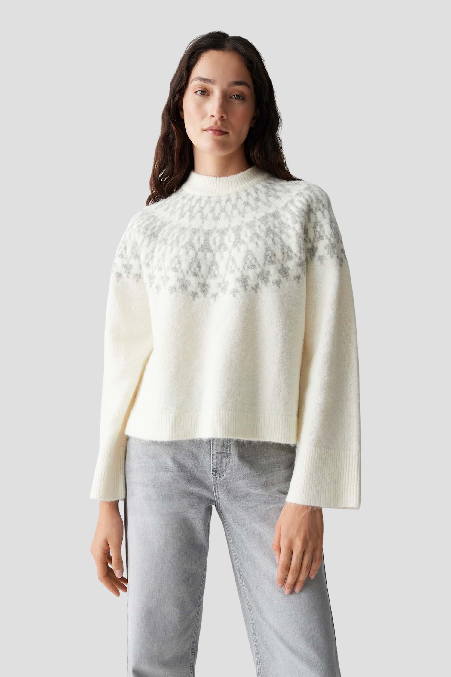 Le devant de Pull tricoté blanc à motif gris de Opus pour Femmes