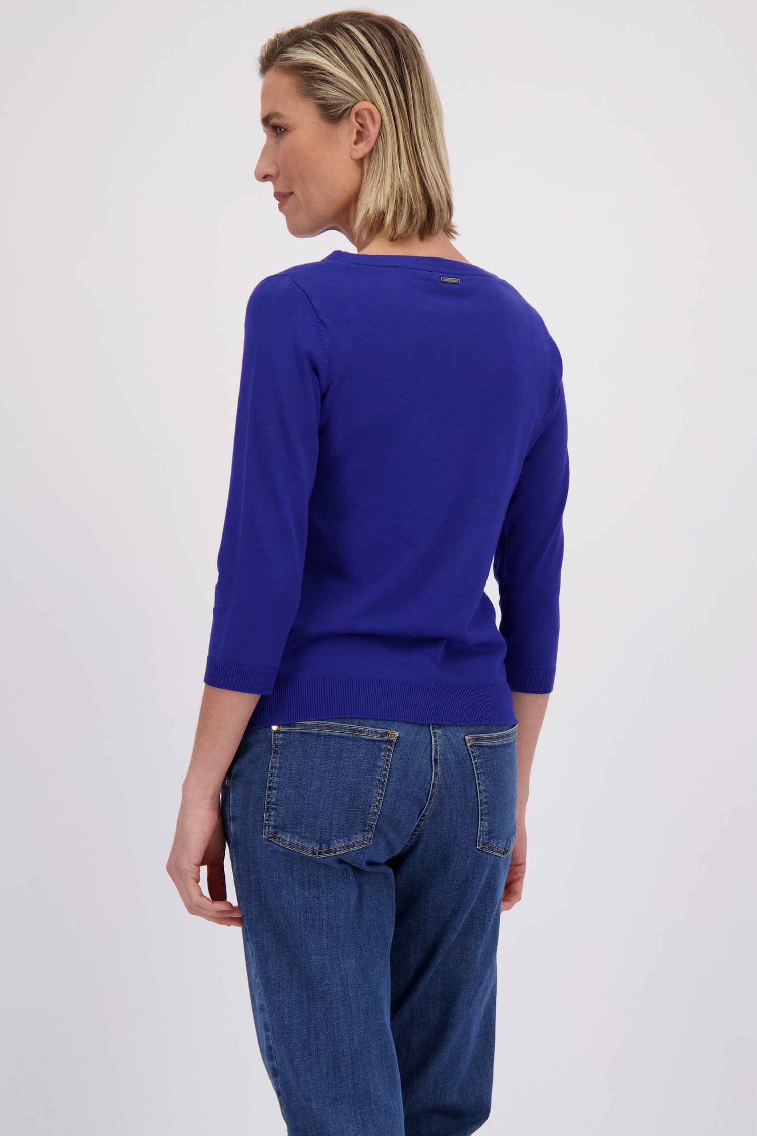 Le dos de Pull tricoté bleu roi de Claude Arielle pour Femmes