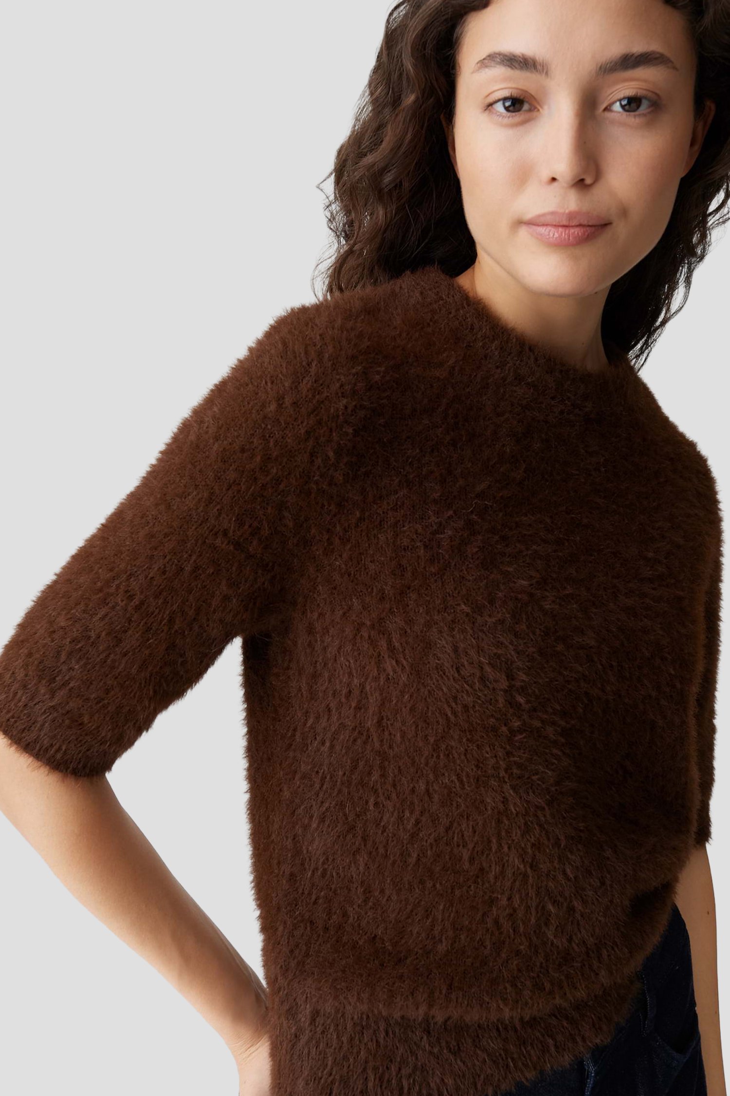 Détail de Pull tricoté brun doux de Opus pour Femmes