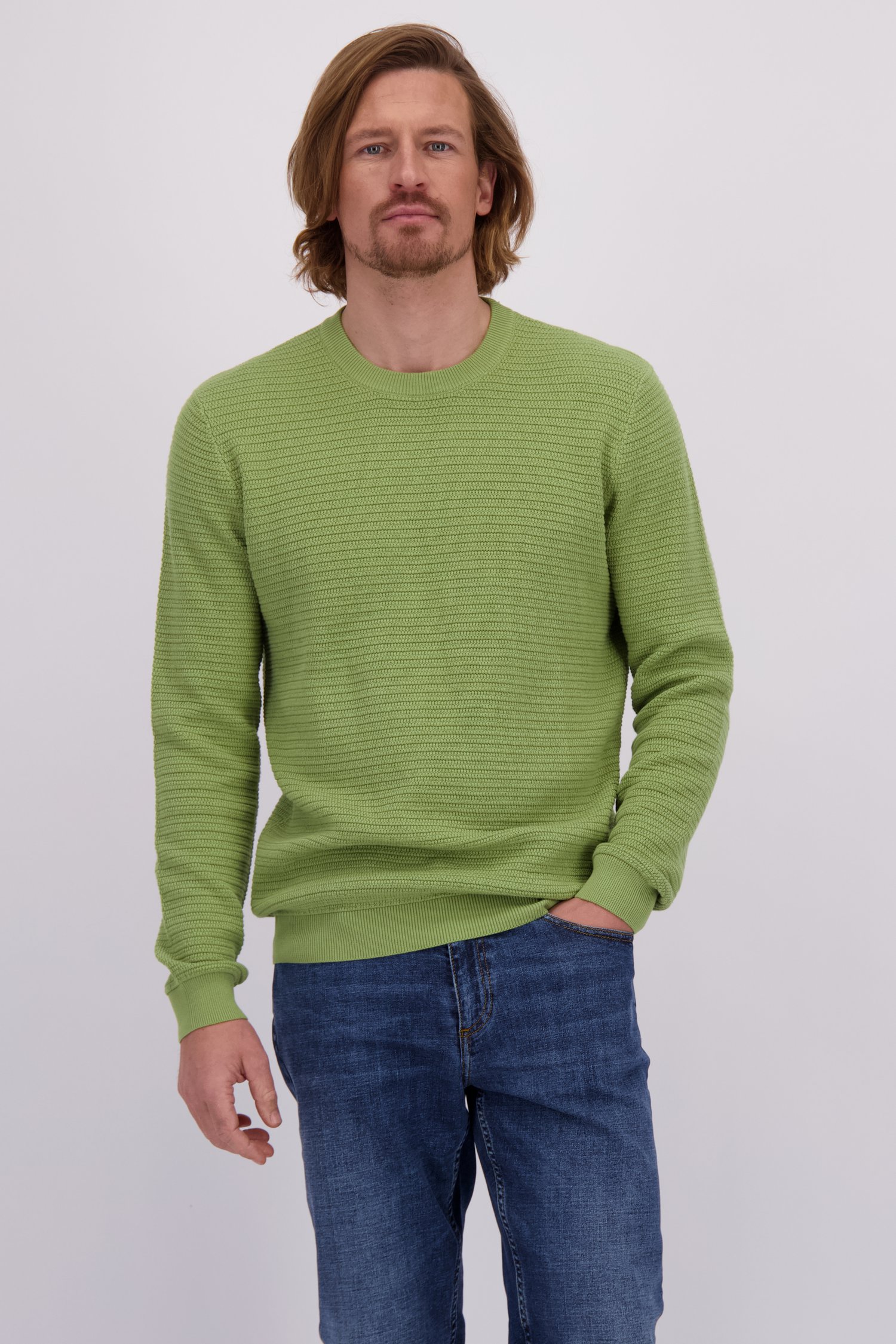 Le devant de Pull vert avec rayures tricotées de Ravøtt pour Hommes