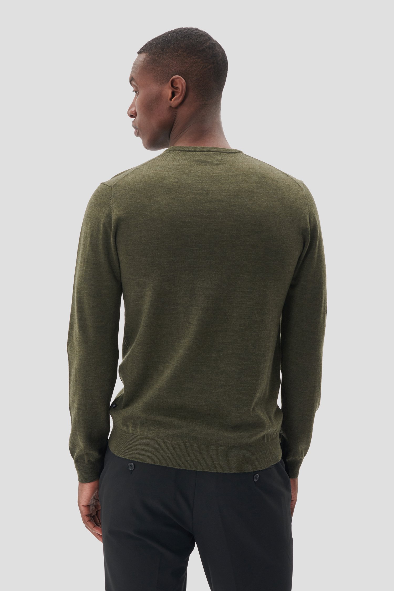 Le dos de Pull vert en laine mérinos de Matinique pour Hommes