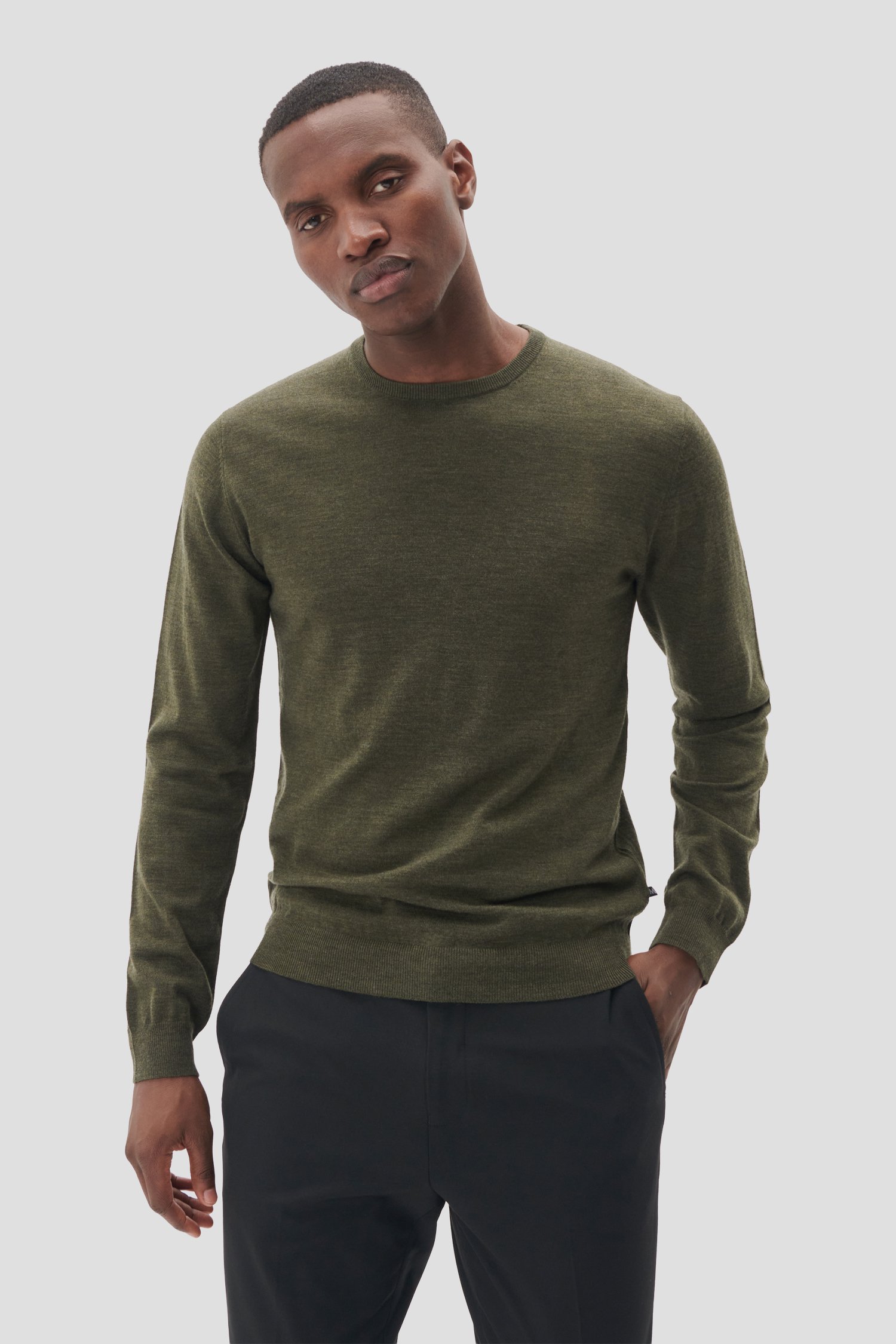 Le devant de Pull vert en laine mérinos de Matinique pour Hommes