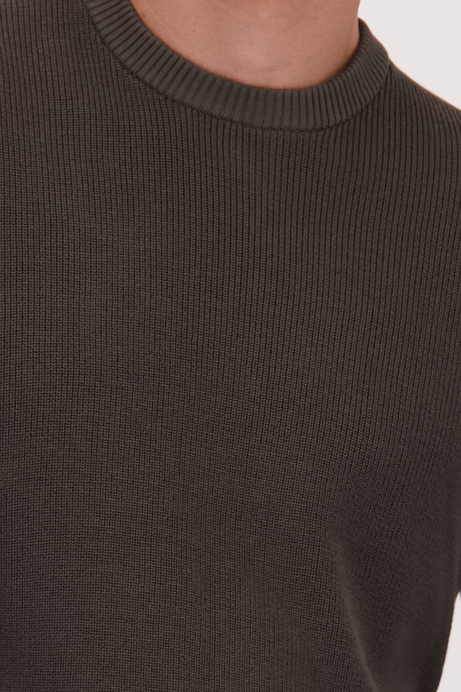 Détail de Pull vert foncé à col rond de Ravøtt pour Hommes