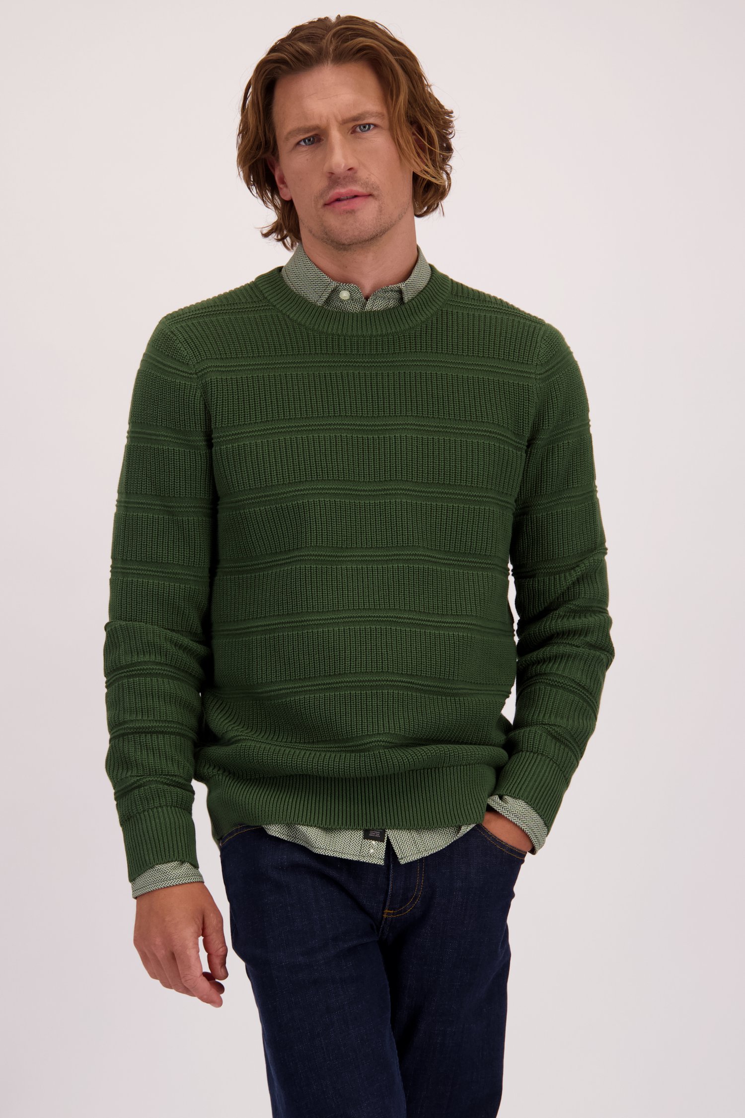 Le devant de Pull vert foncé à rayures tricotées de Ravøtt pour Hommes