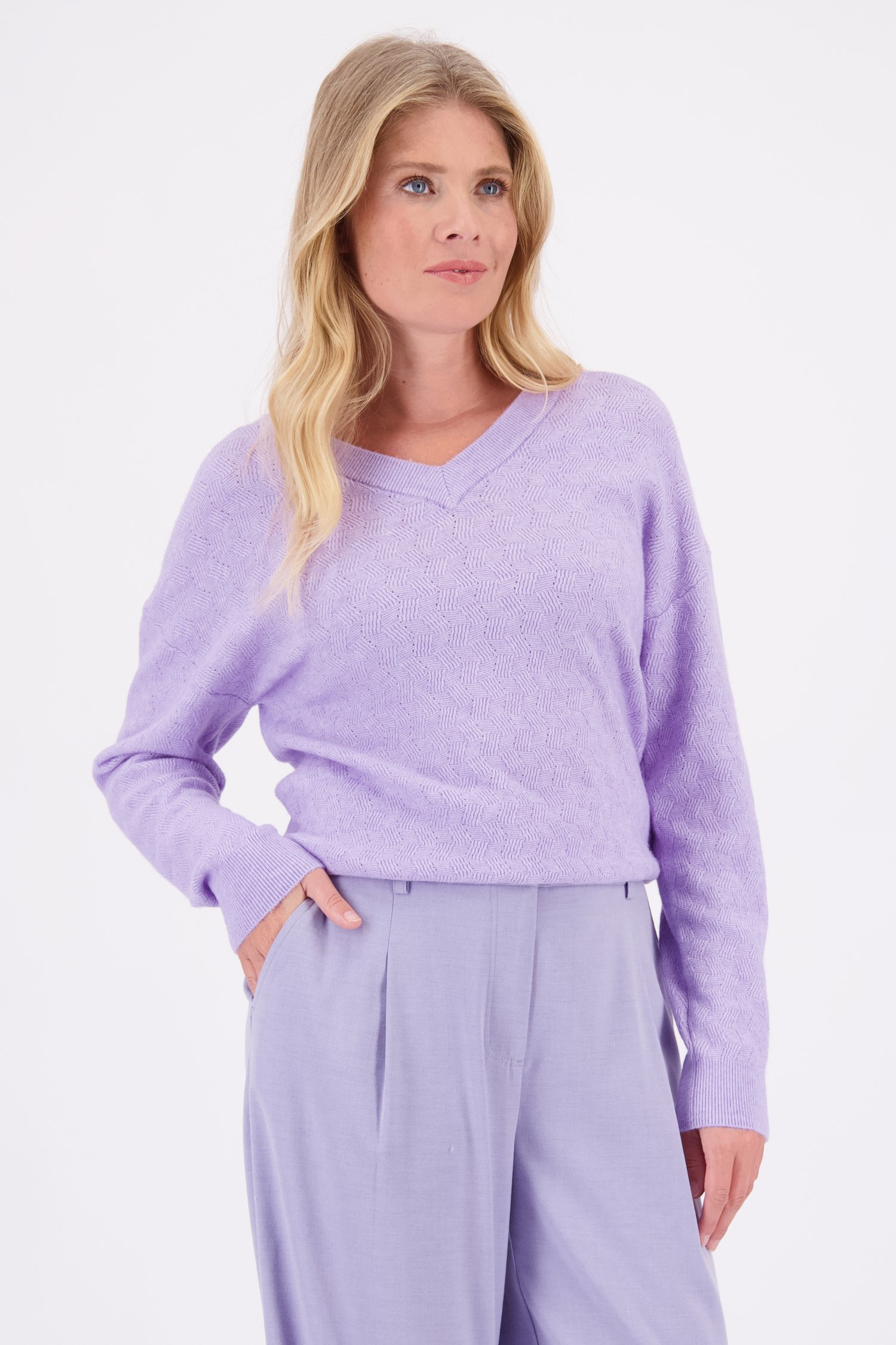 Le devant de Pull violet clair avec col en V de Liberty Loving nature pour Femmes