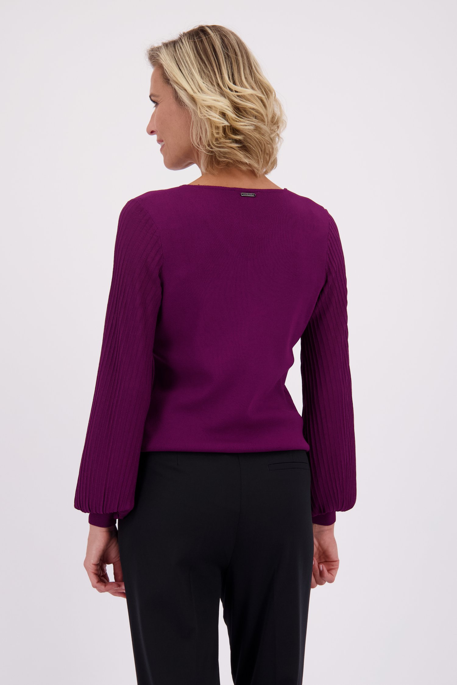 Le dos de Pull violet foncé à col en V de Claude Arielle pour Femmes