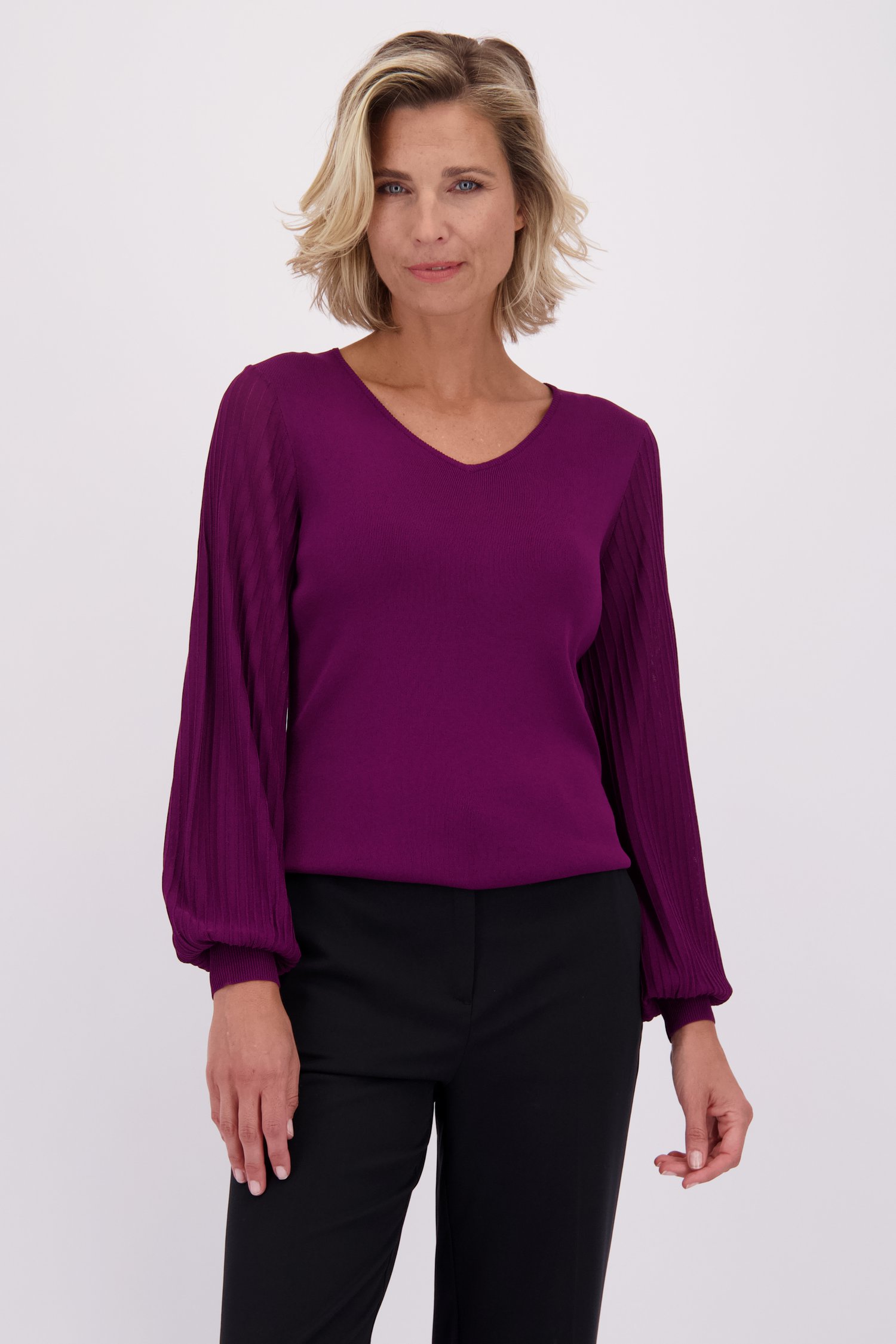 Le devant de Pull violet foncé à col en V de Claude Arielle pour Femmes