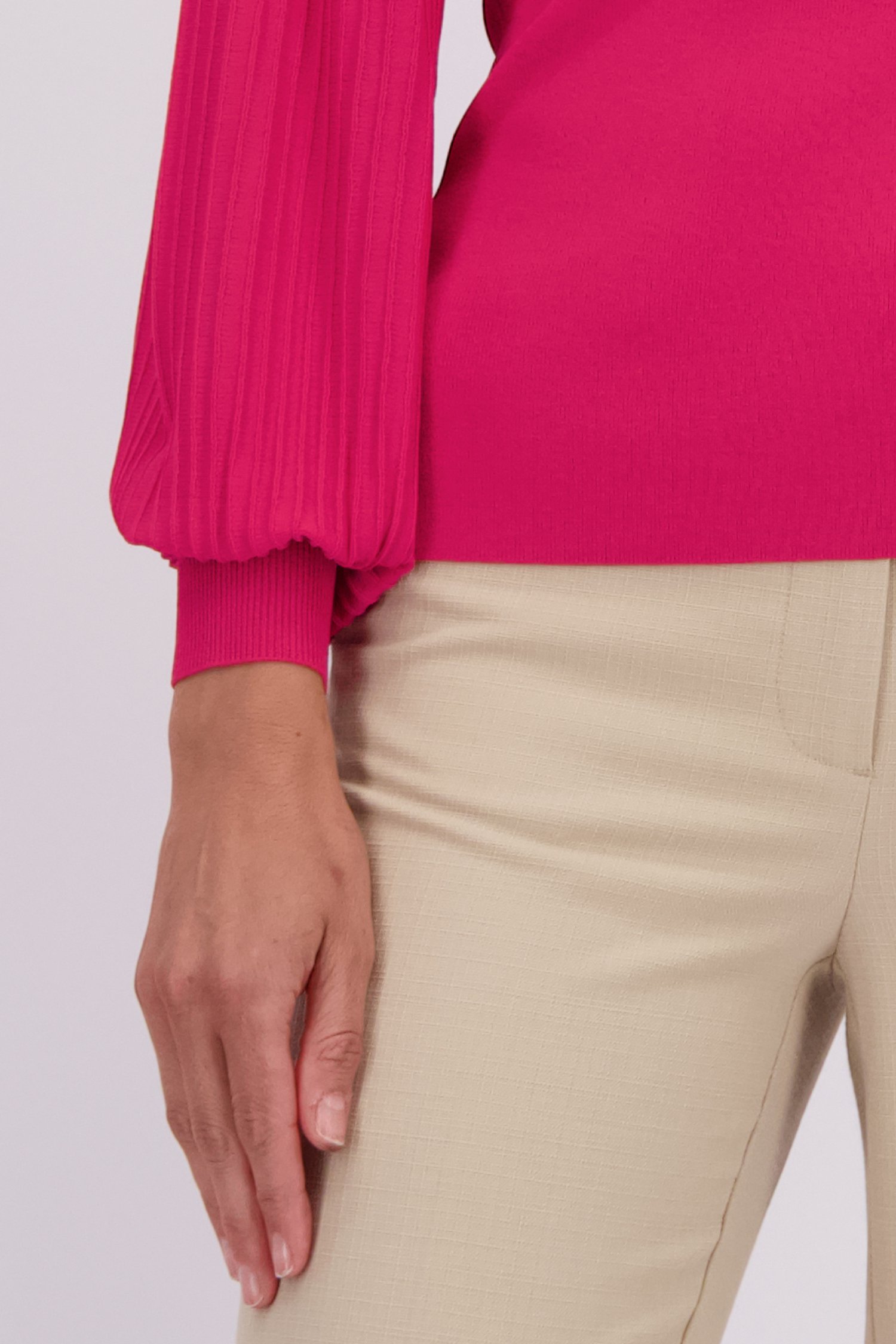 Détail de Pull violet-rose à manches longues bouffantes de Claude Arielle pour Femmes