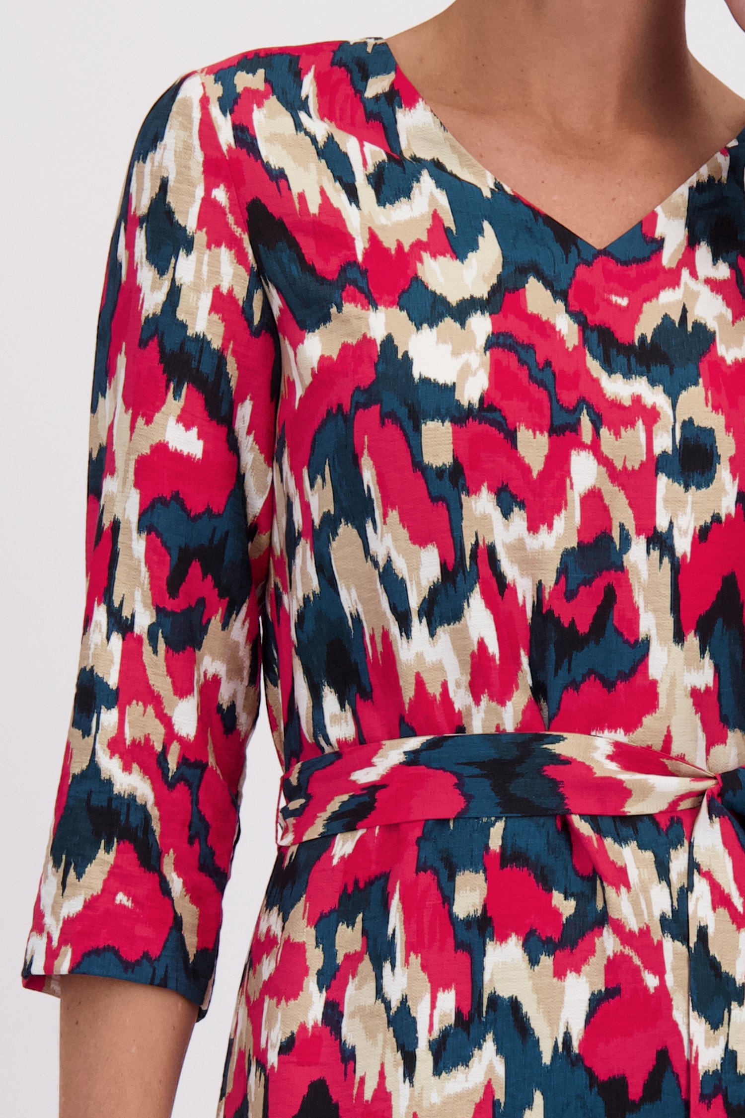 Détail de Robe à imprimé graphique rouge et vert de Claude Arielle pour Femmes