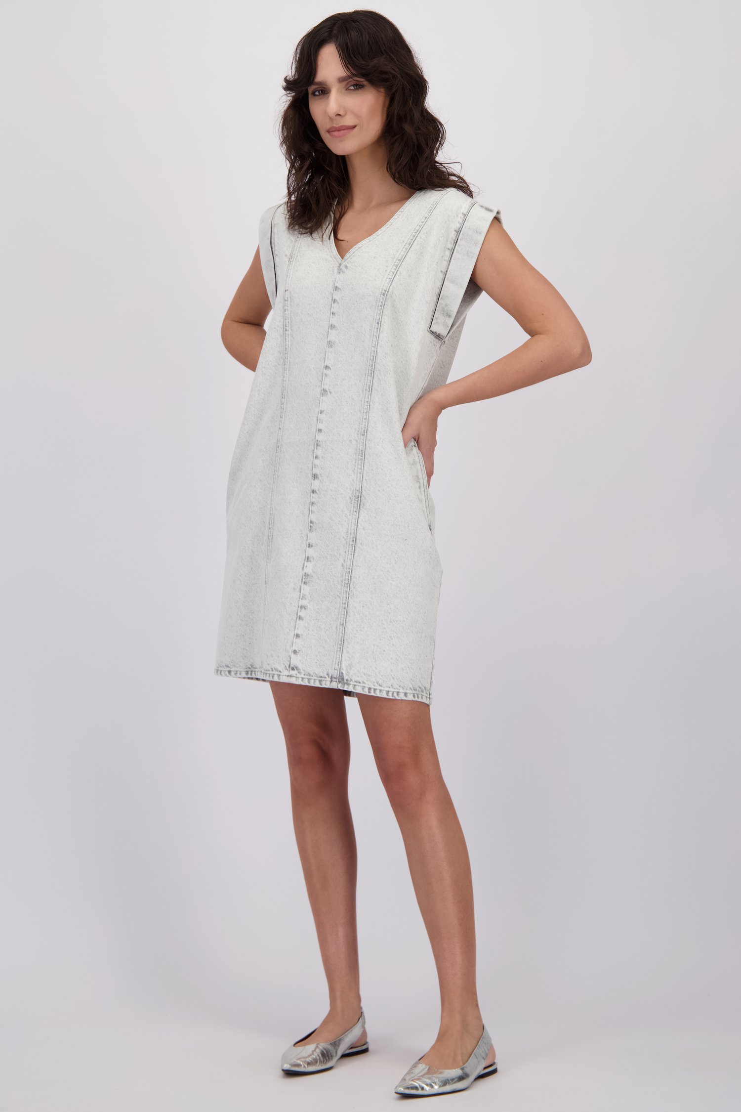 Le dos de Robe en jean grise sans manches de Louise pour Femmes