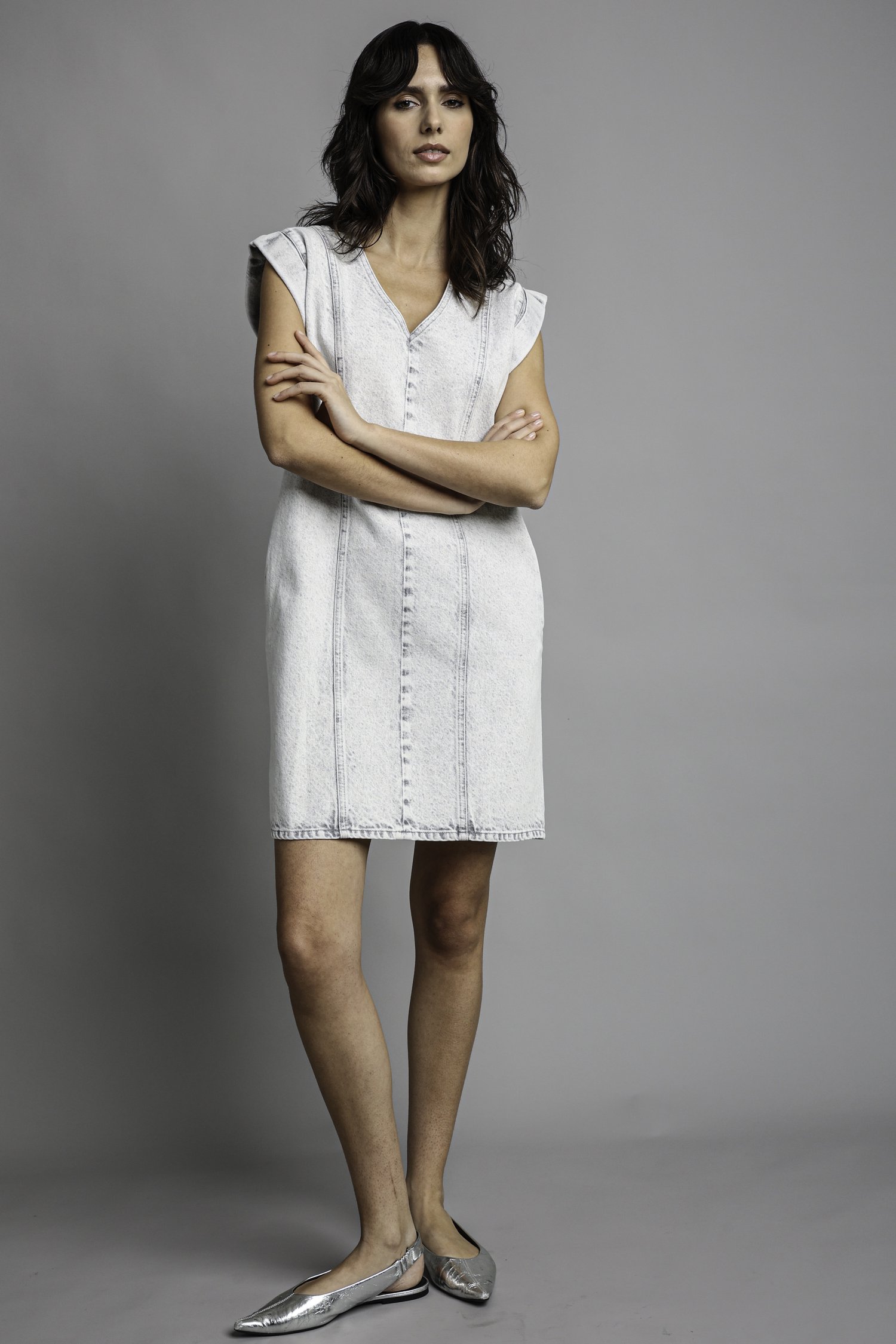 Le devant de Robe en jean grise sans manches de Louise pour Femmes