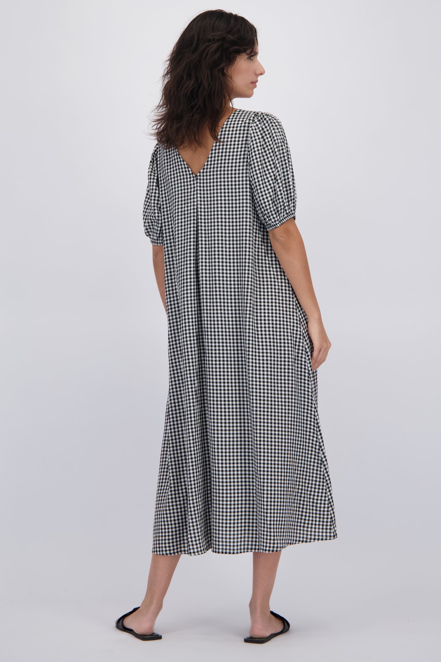 Le dos de Robe longue à motif à carreaux noir et blanc de JDY pour Femmes