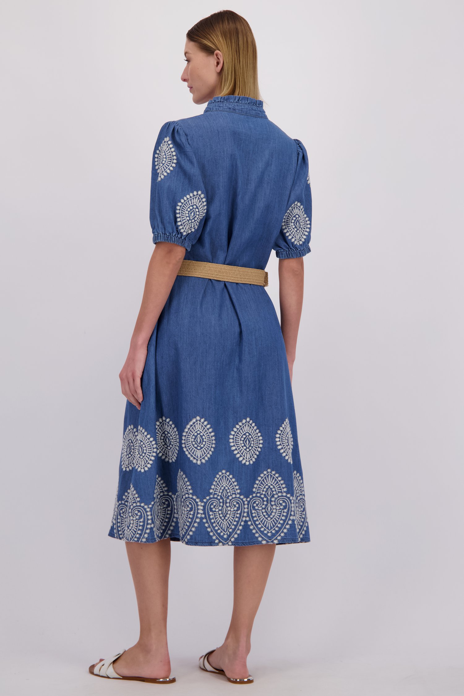 Le dos de Robe midi bleue à motif brodé de More & More pour Femmes