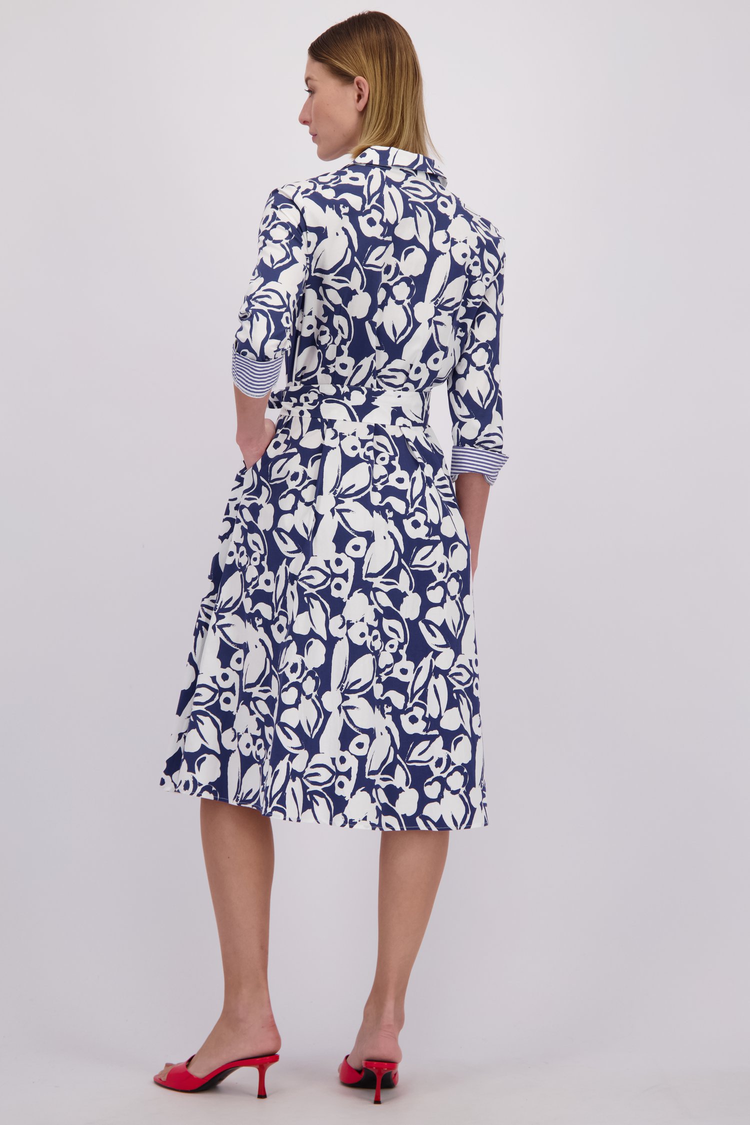 Le dos de Robe midi en coton bleue à imprimé floral de More & More pour Femmes