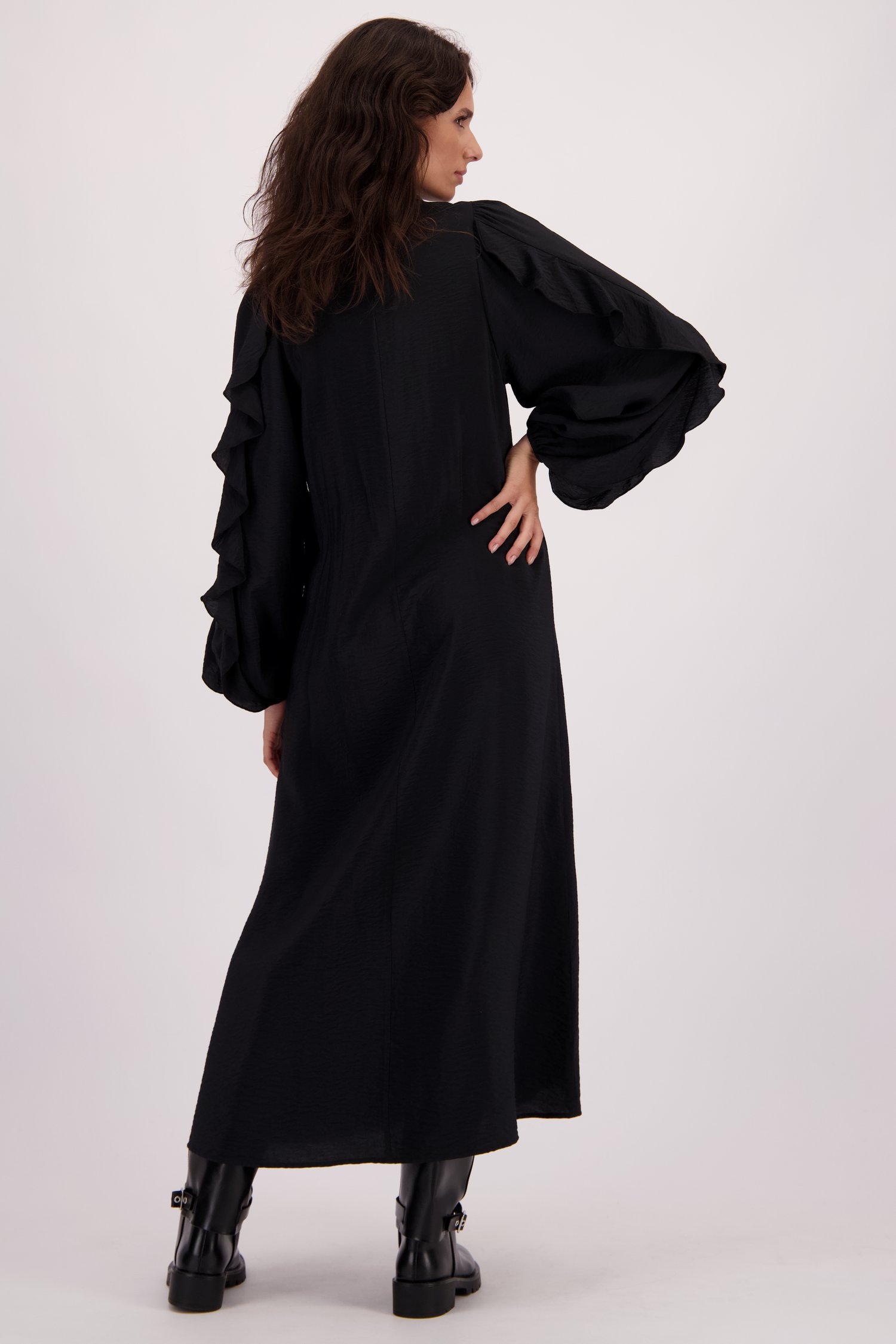 Le dos de Robe noire à volants de Louise pour Femmes