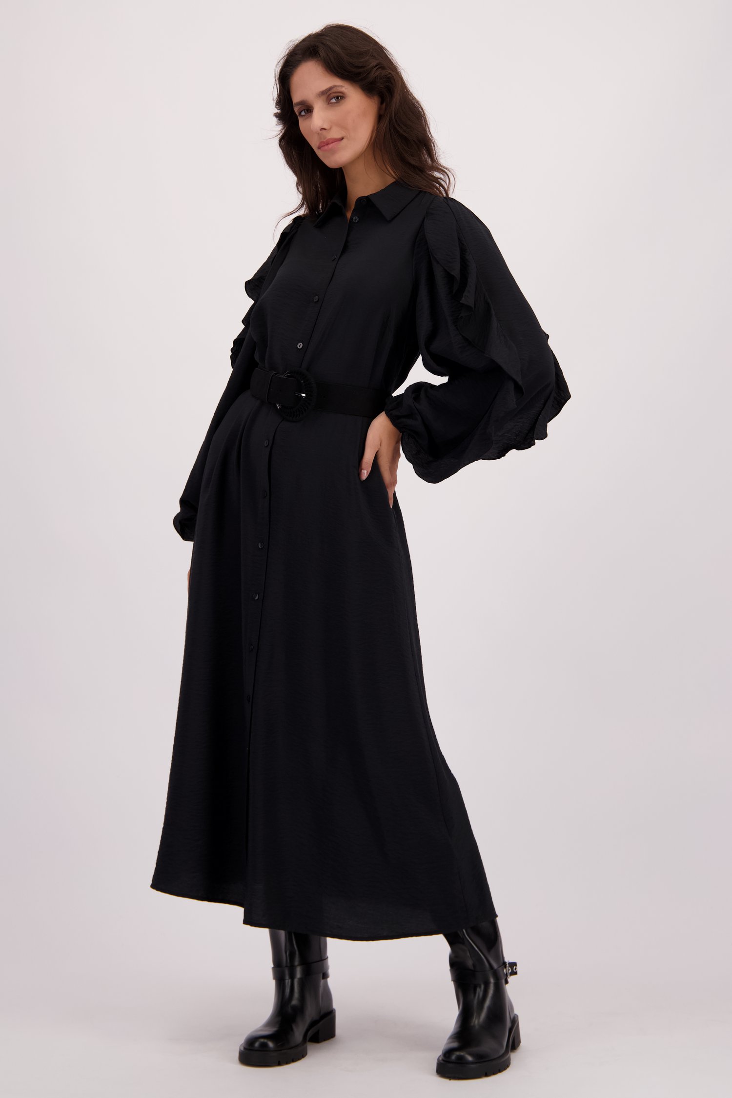 Le devant de Robe noire à volants de Louise pour Femmes