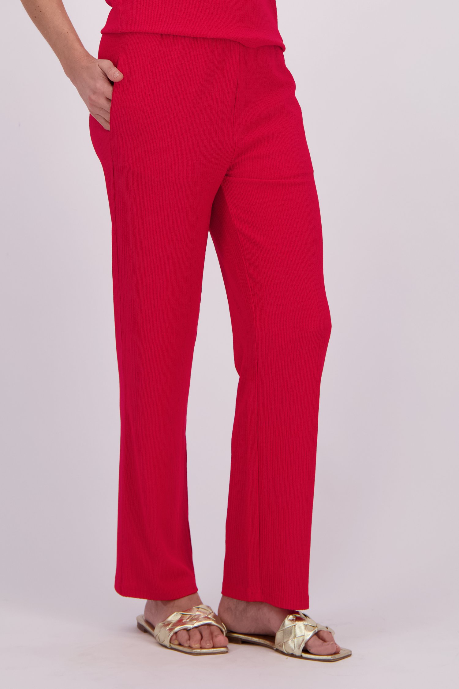 Productfoto 3 van Rode broek met structuur en elastische taille door Claude Arielle voor Dames