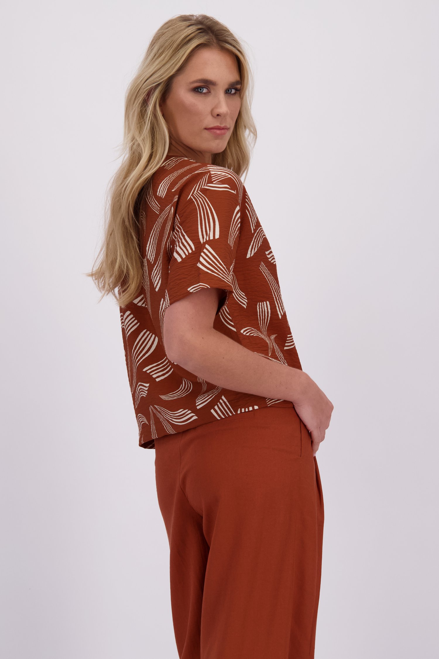 Achterkant van Roestbruine blouse met zijdelook door Liberty Loving nature voor Dames