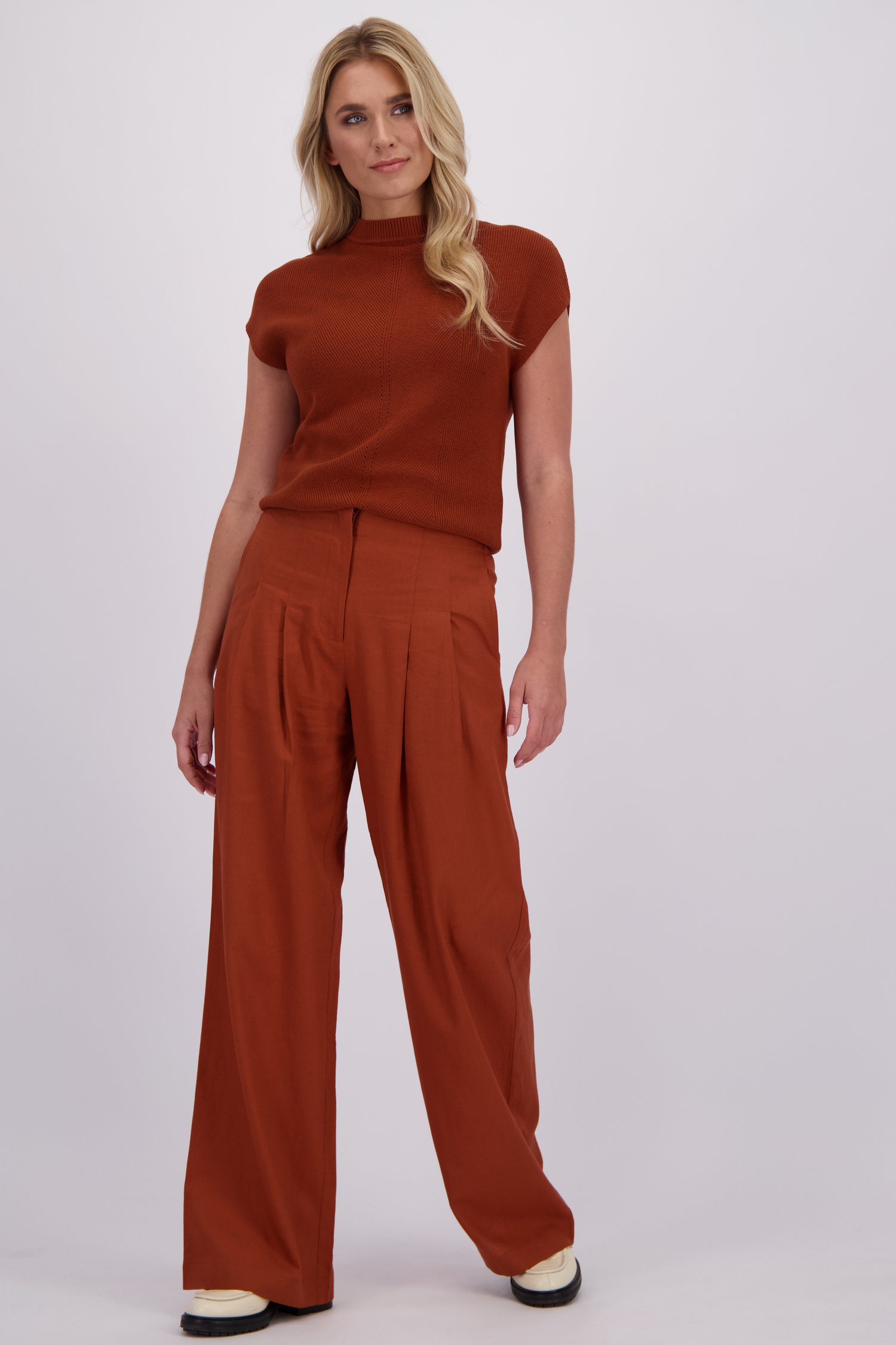 Voorkant van Roestbruine linnen broek  door Liberty Loving nature voor Dames