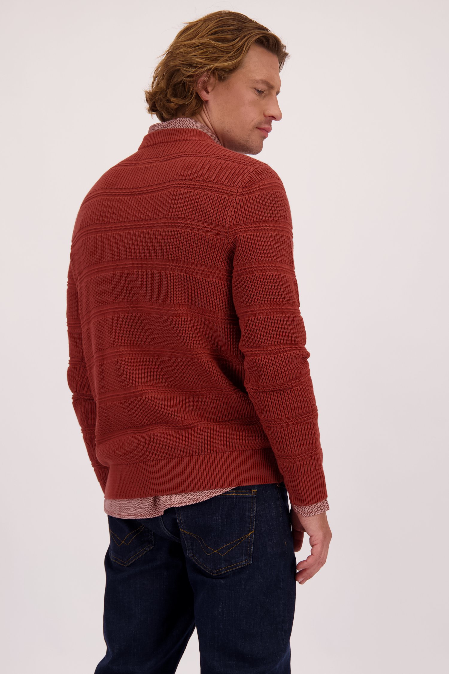 Achterkant van Roestbruine trui met ingebreide strepen door Ravøtt voor Heren