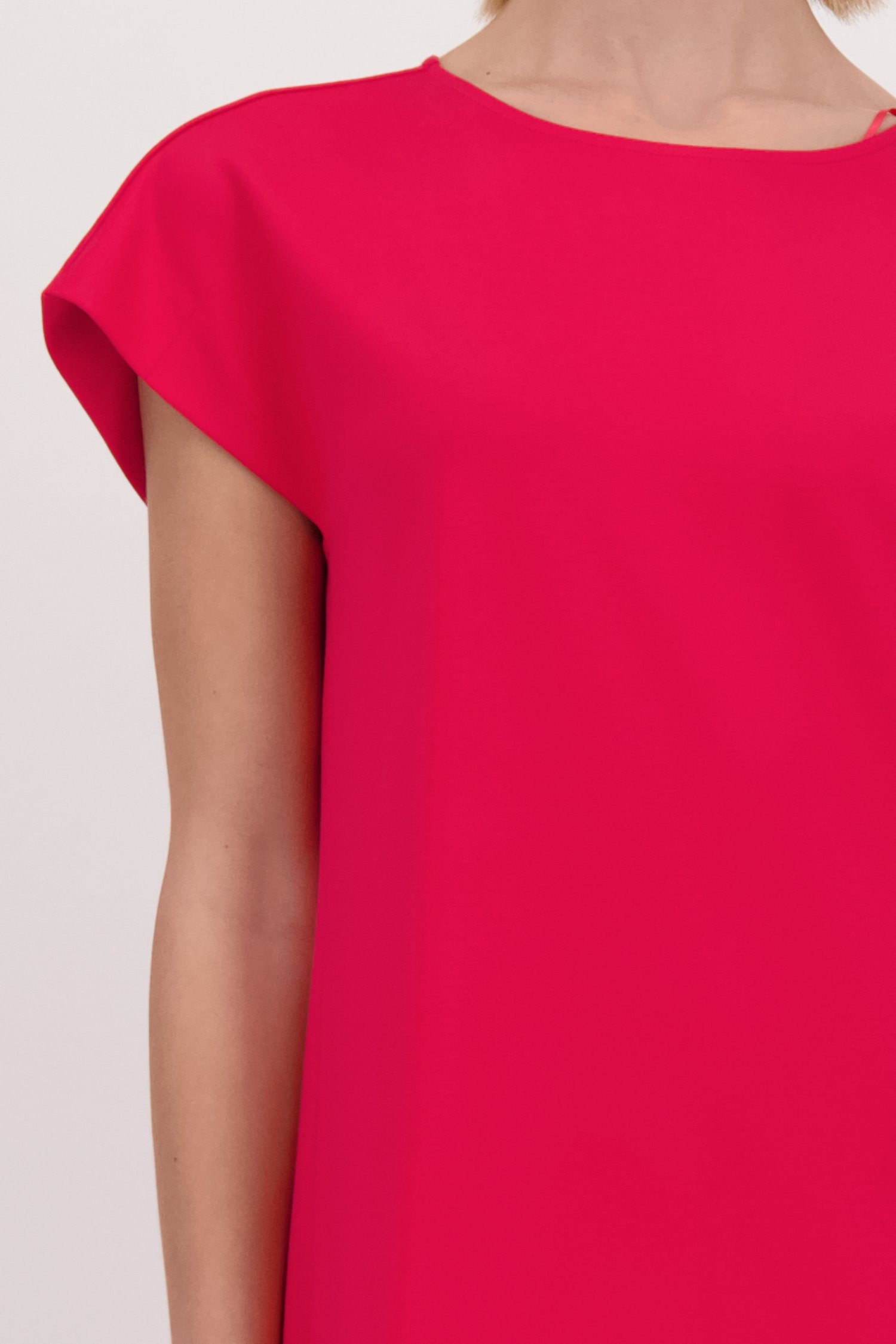 Detail van Rood kleedje met korte mouw door D'Auvry voor Dames