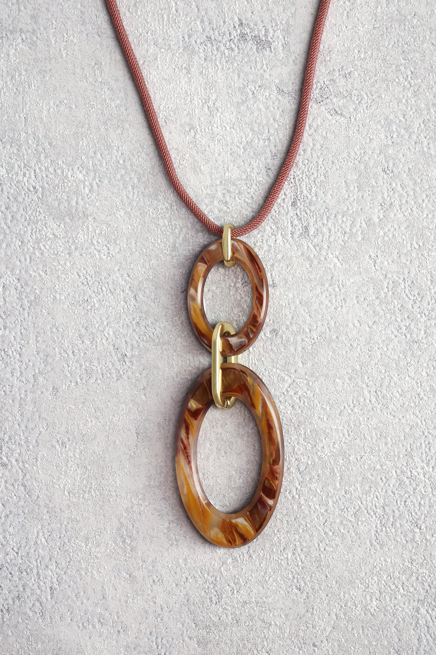 Detail van Roze ketting met bruine ovale hangers door Liberty Island voor Dames