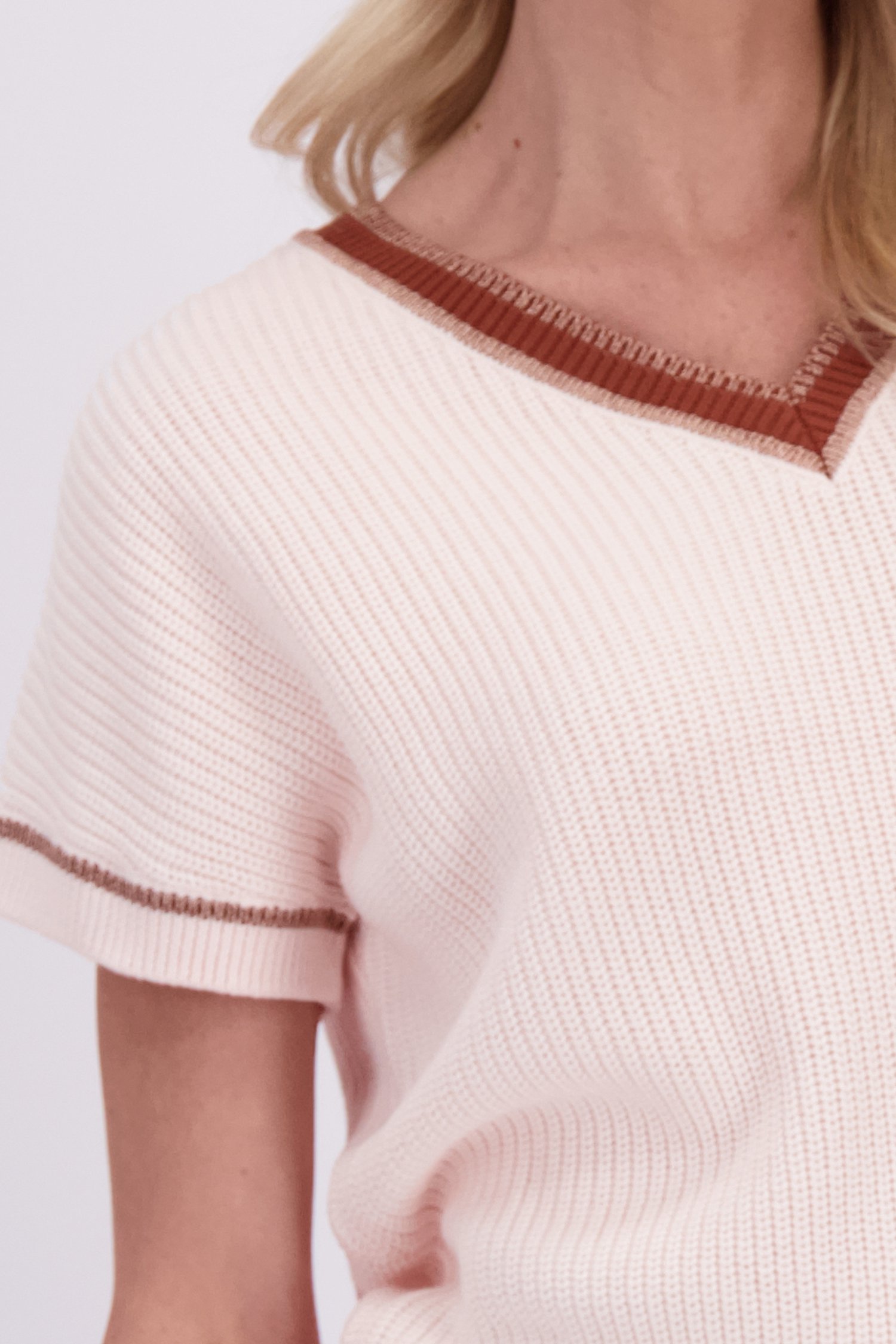 Detail van Roze trui met korte mouwen door AC by Annelien Coorevits voor Dames