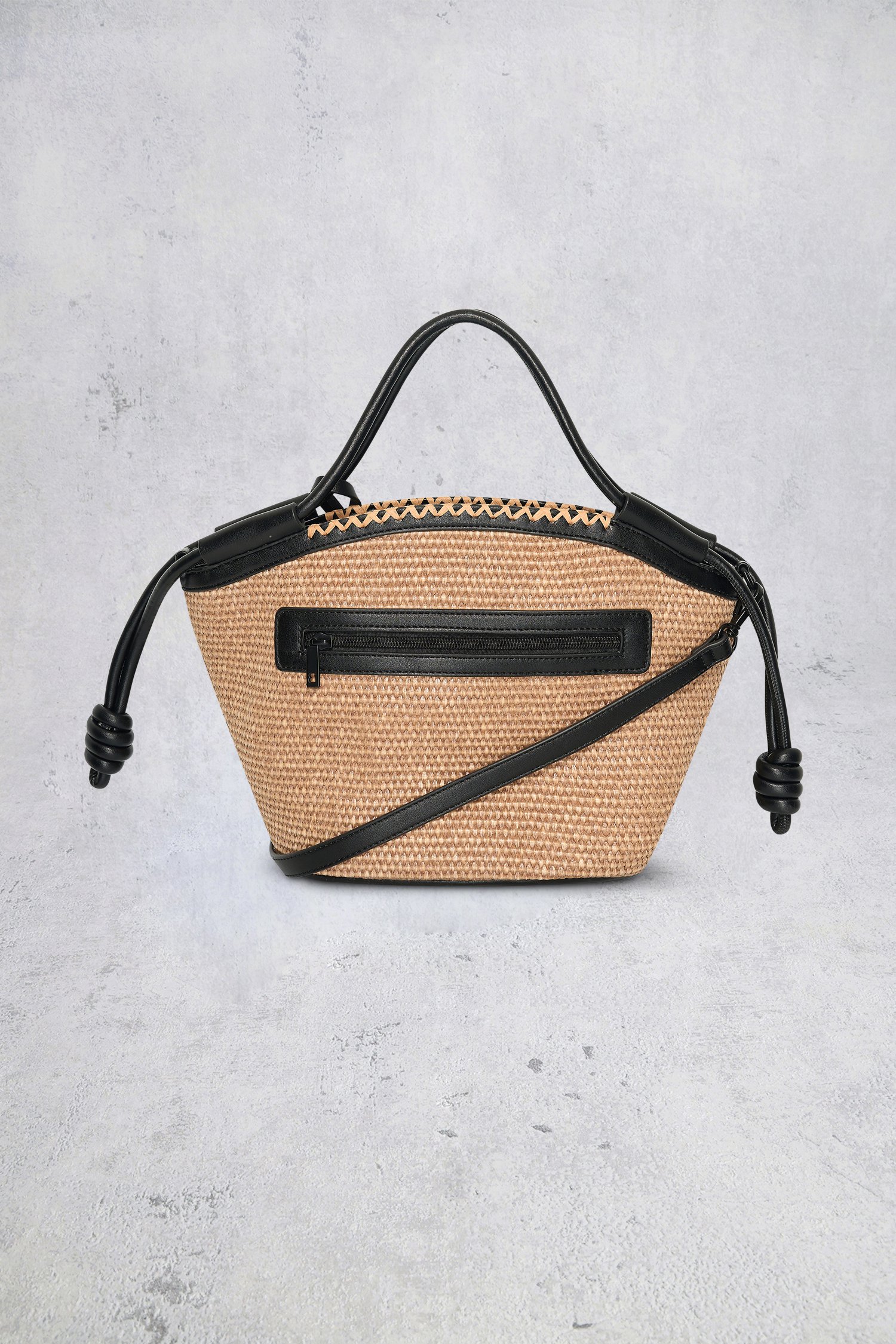 Le dos de Sac à main beige tressé avec accents noirs de Bulaggi pour Femmes