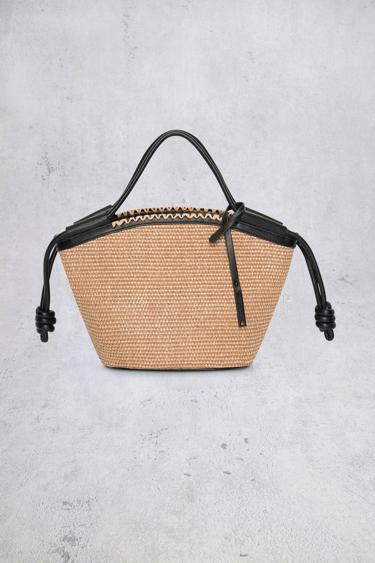 Le devant de Sac à main beige tressé avec accents noirs de Bulaggi pour Femmes