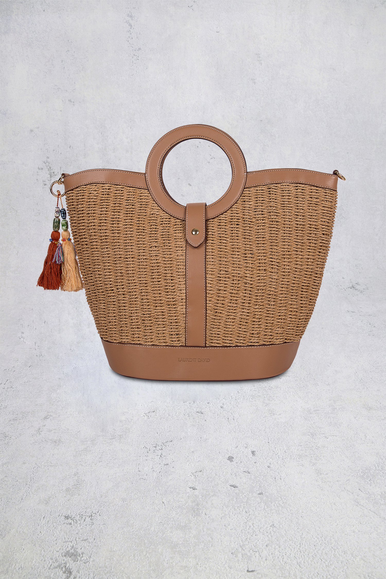 Le devant de Sac à main beige tressé avec détails noirs de Laurent David pour Femmes