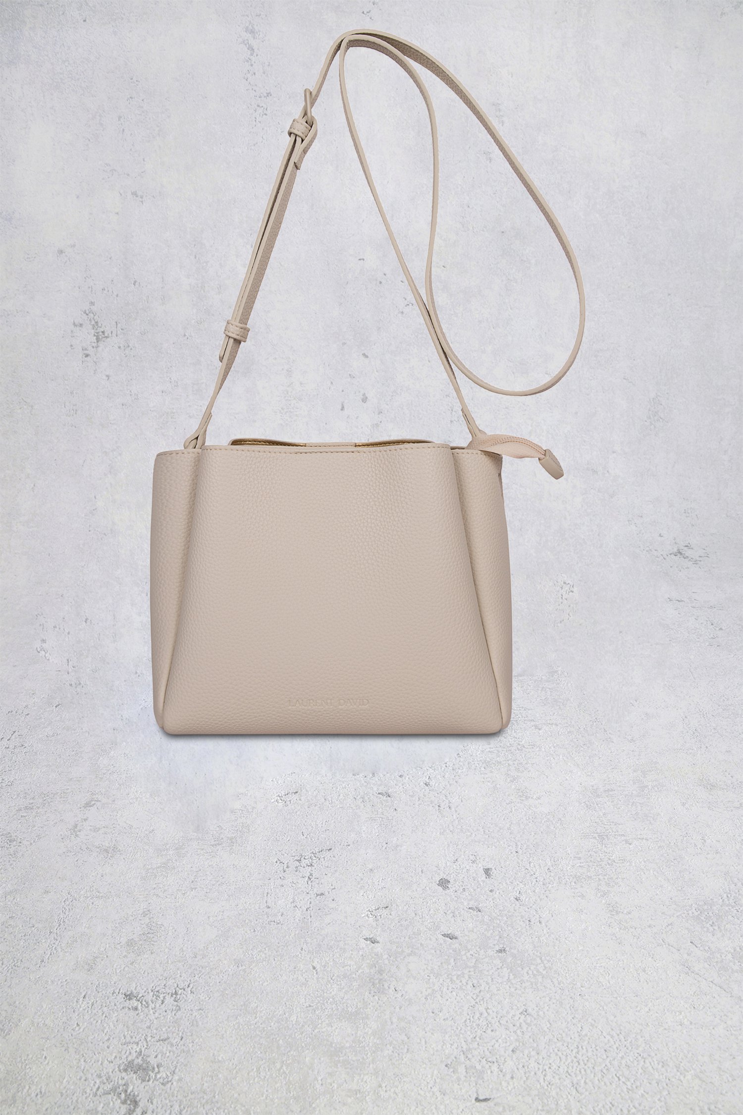 Le devant de Sac bandoulière beige à l’aspect cuir de Laurent David pour Femmes
