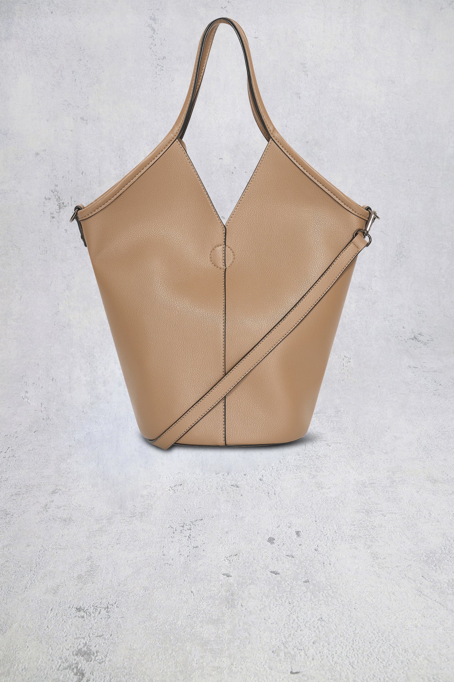 Le dos de Sac bandoulière beige au look leather de Bulaggi pour Femmes