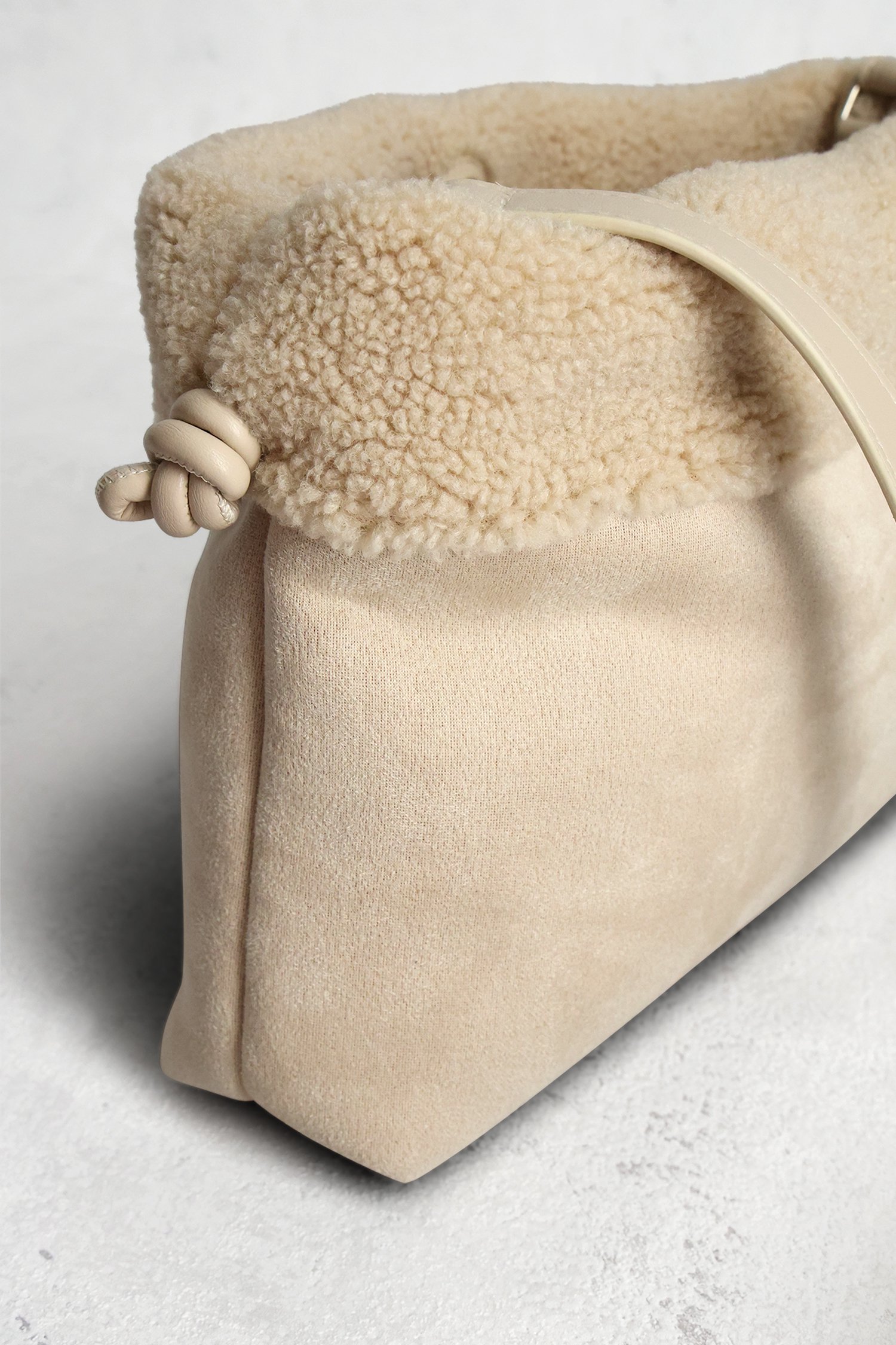Photo produit 1 de Sac bandoulière beige avec teddy de Opus pour Femmes