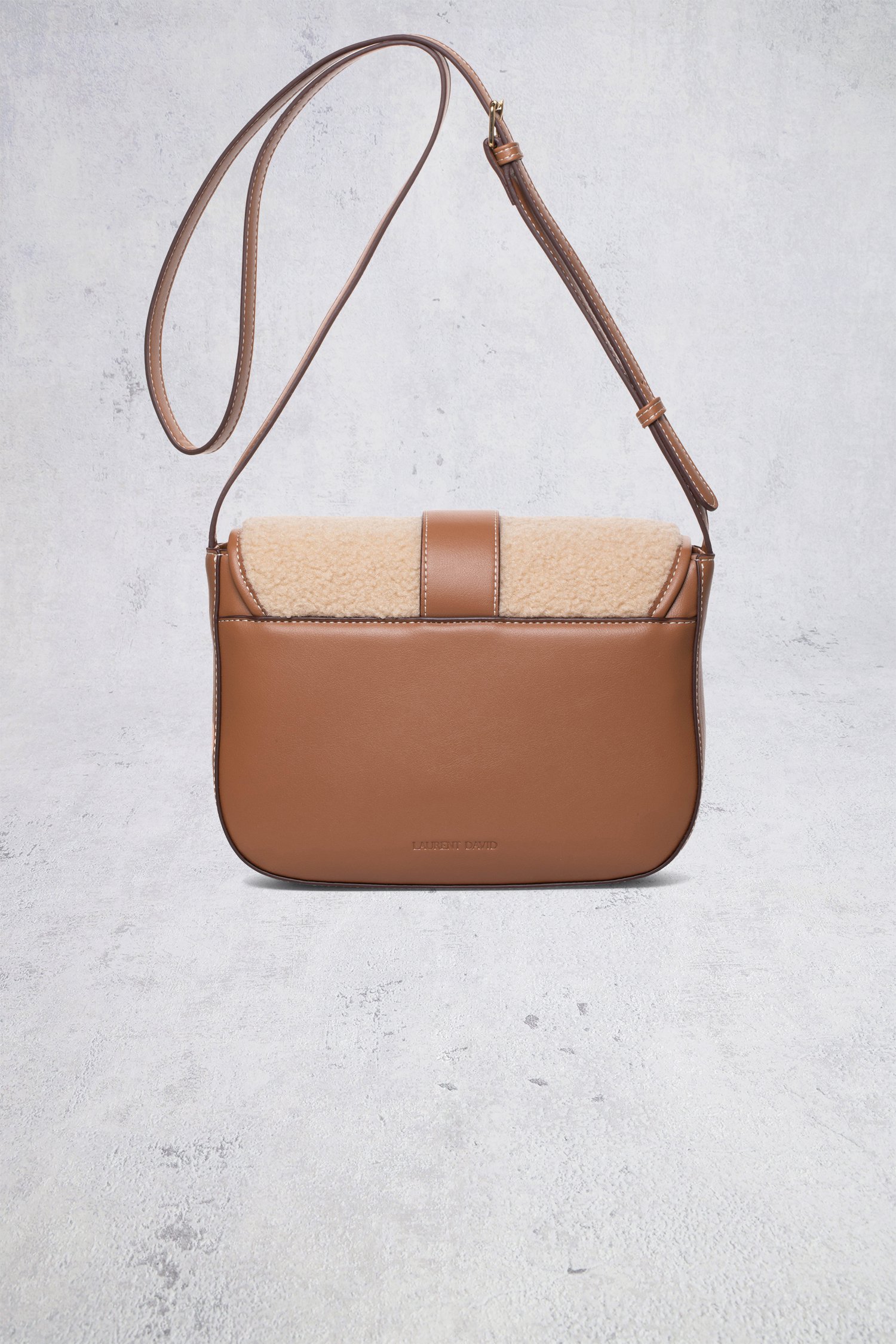 Le dos de Sac bandoulière beige en teddy  de Laurent David pour Femmes