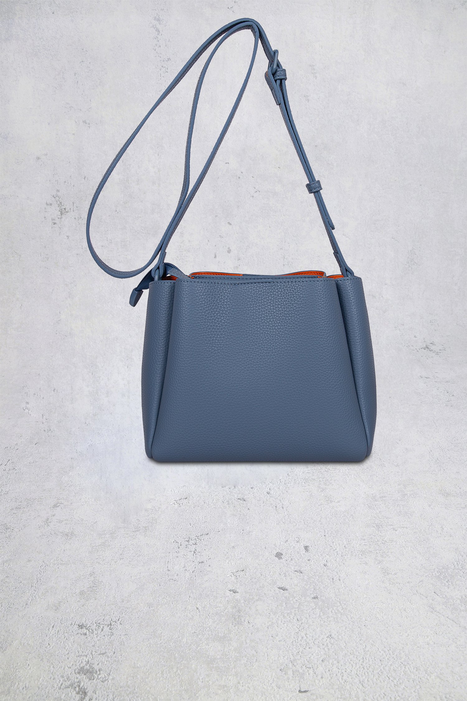 Le dos de Sac bandoulière bleu clair aspect cuir de Laurent David pour Femmes