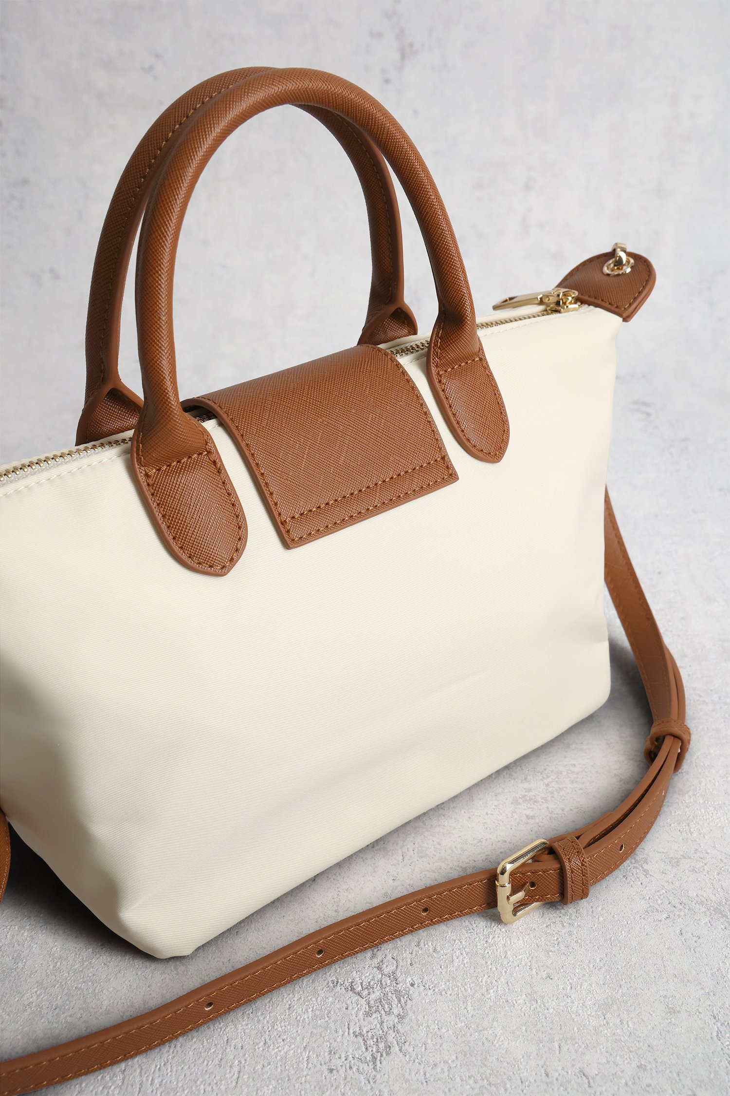 Le dos de Sac bandoulière écru avec fermeture éclair dorée de Liberty Island pour Femmes