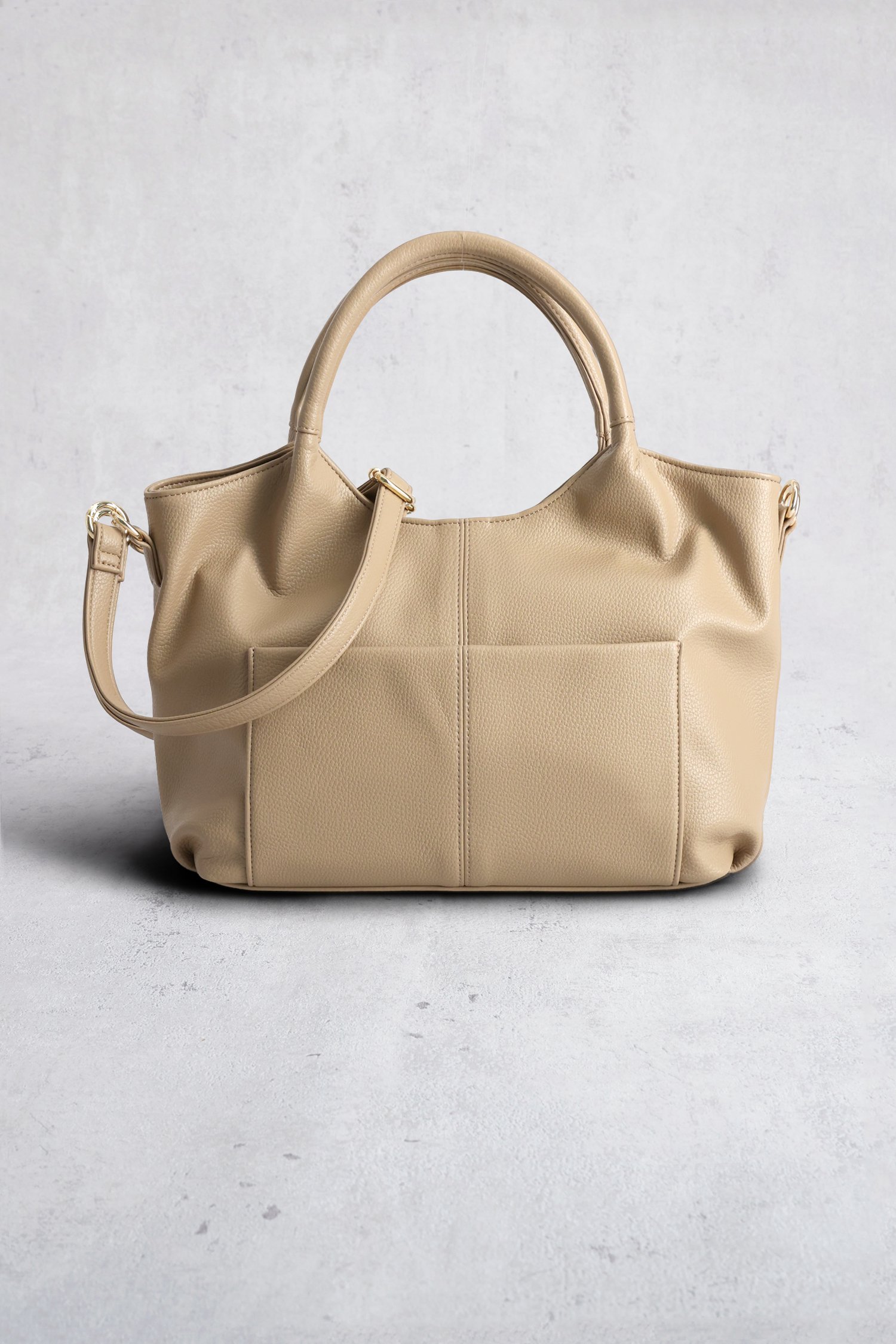 Le devant de Sac bandoulière taupe à aspect cuir élégant de Liberty Island pour Femmes