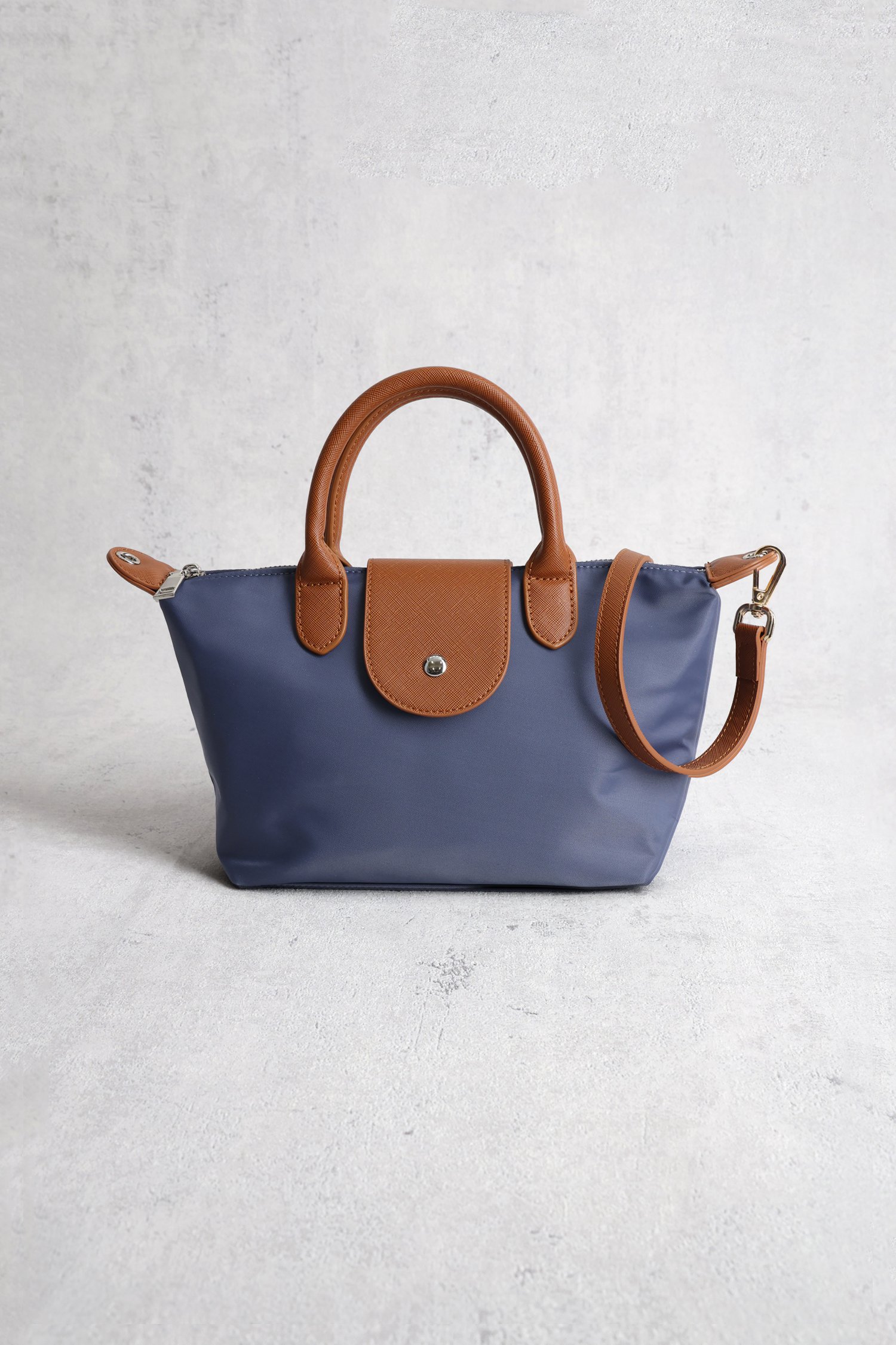 Le devant de Sac bleu avec finitions brun aspect cuir de Liberty Island pour Femmes