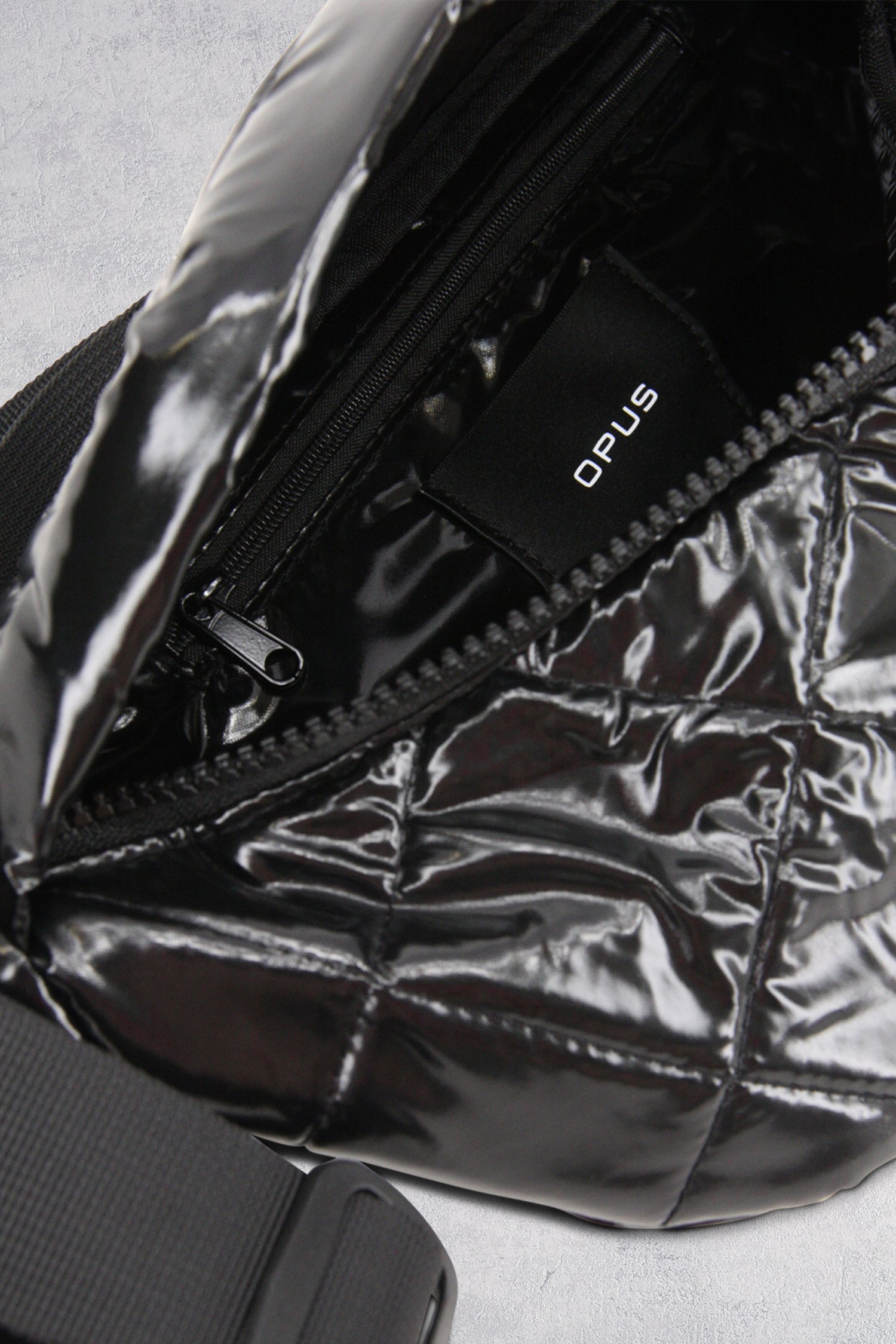 Photo produit 4 de Sac de taille noir avec aspect brillant	 de Opus pour Femmes