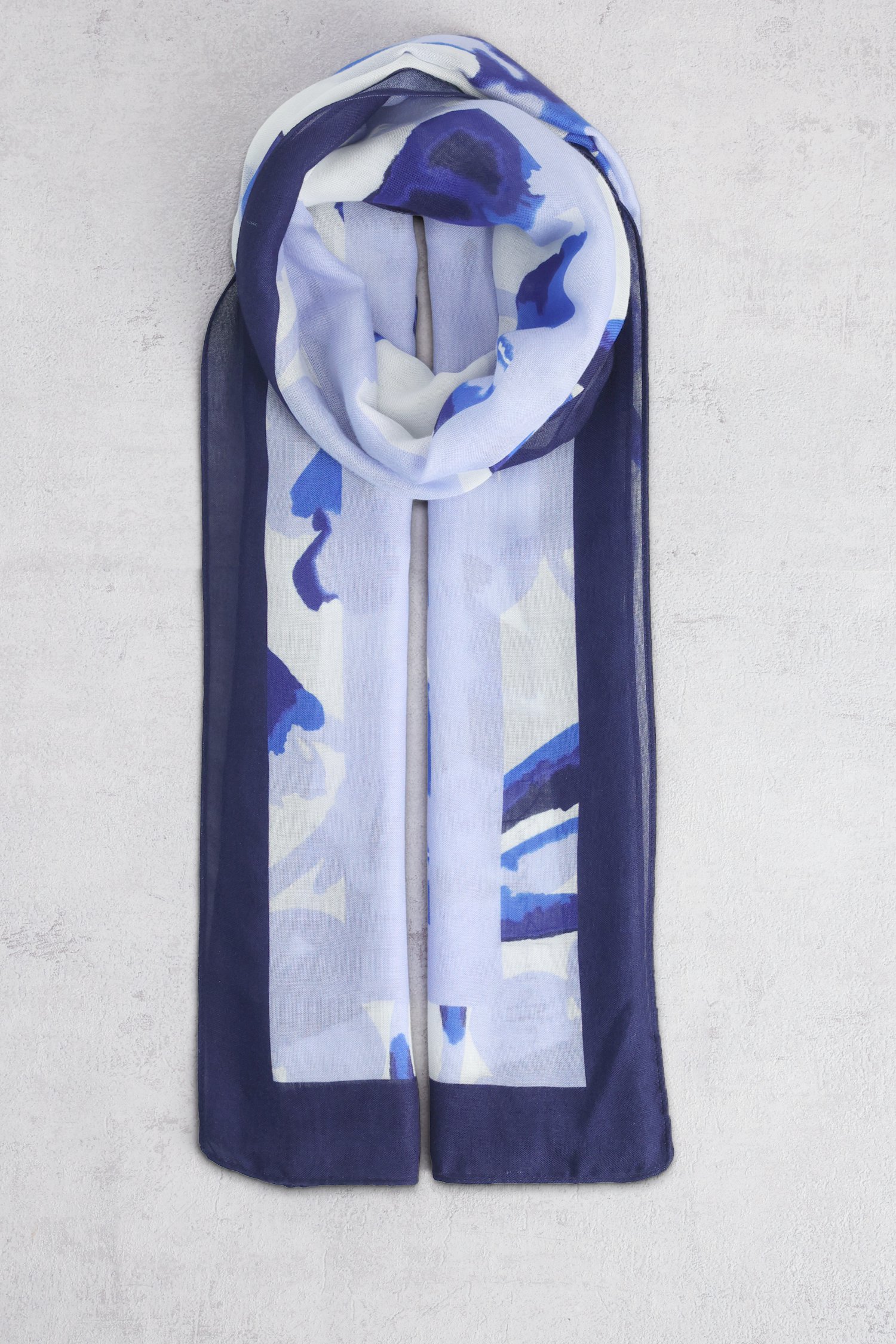 Voorkant van Sjaaltje met blauw bloemenpatroon door Claude Arielle voor Dames