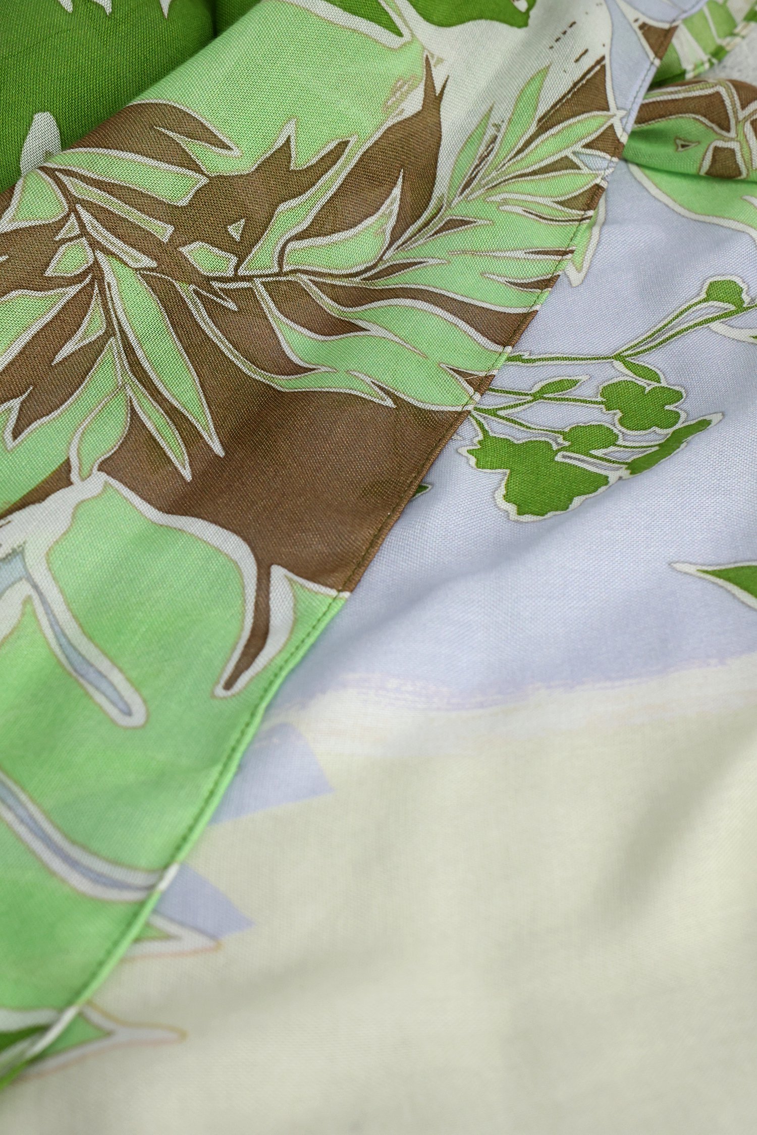 Productfoto 1 van Sjaaltje met groen-bruine bladerprint door Libelle voor Dames