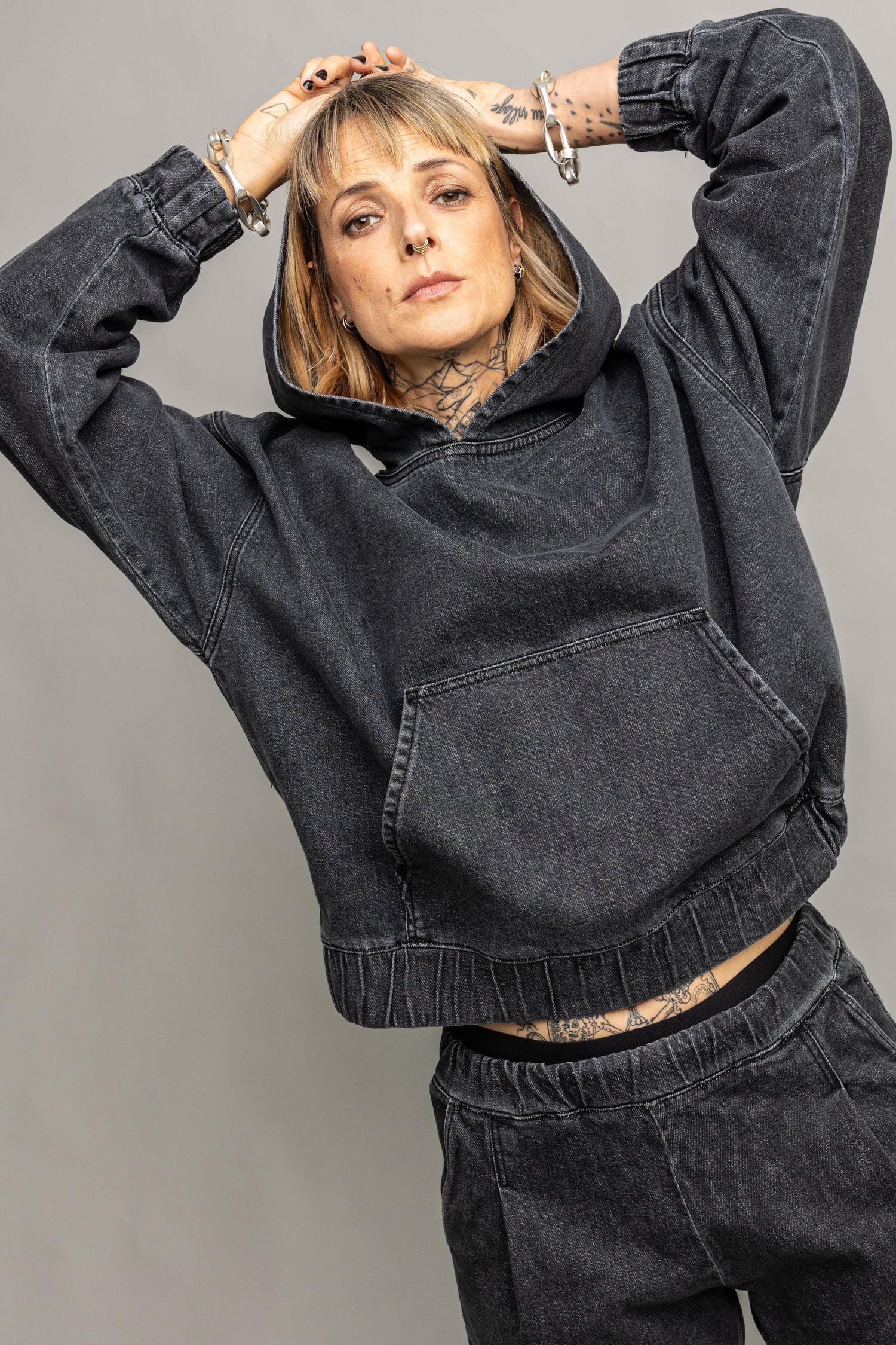 Le dos de Sweat à capuche gris effet délavé de Murielle Victorine Scherre pour Femmes