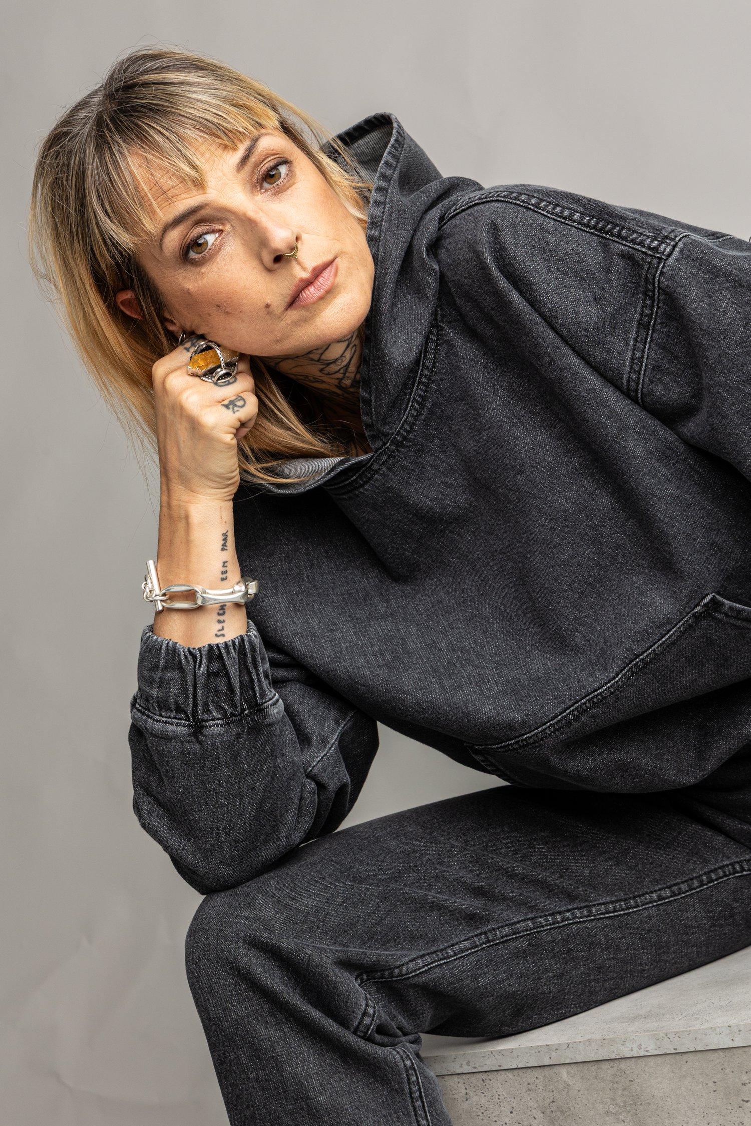 Détail de Sweat à capuche gris effet délavé de Murielle Victorine Scherre pour Femmes