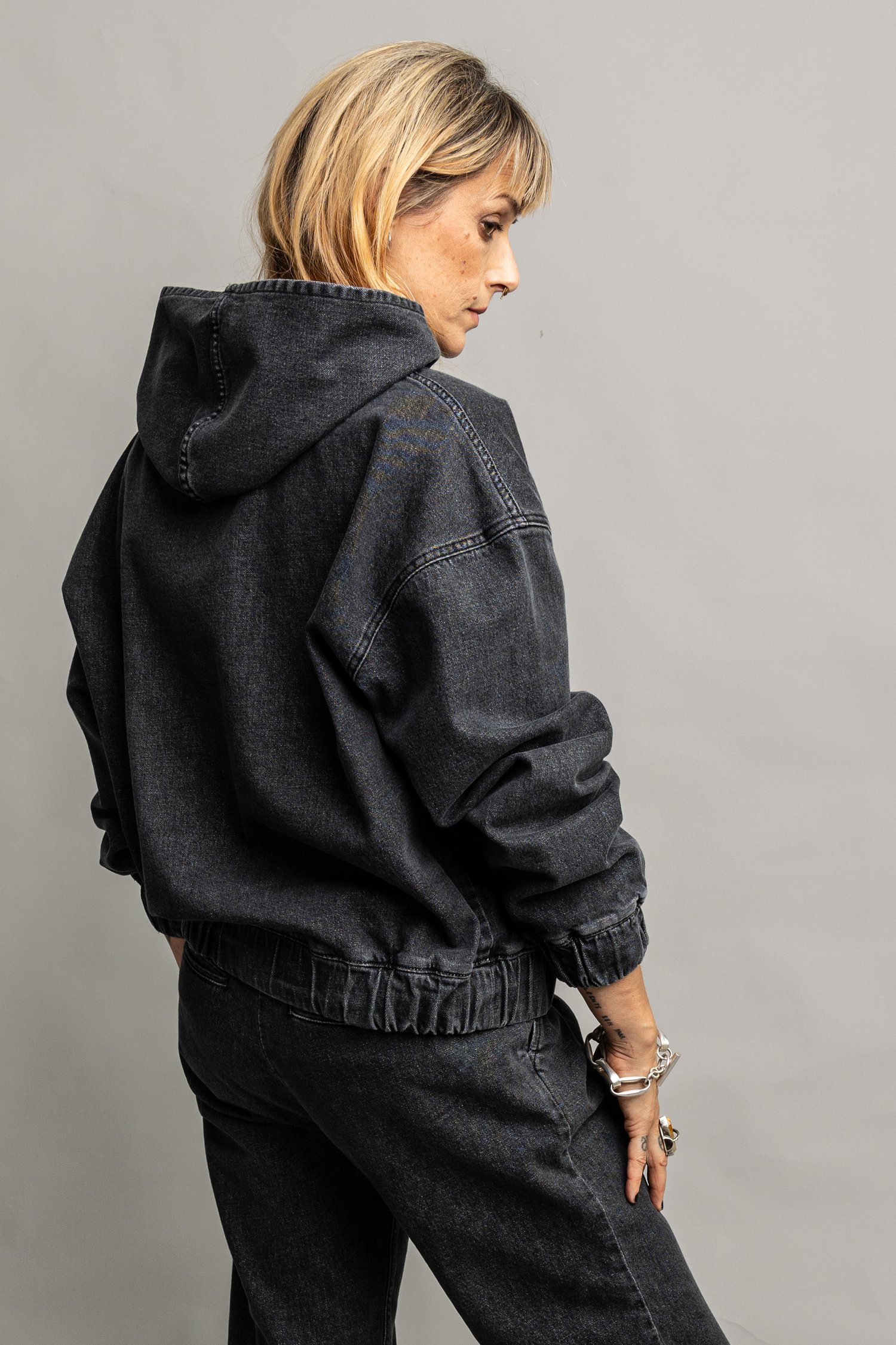 Photo supplémentaire 1 de Sweat à capuche gris effet délavé de Murielle Victorine Scherre pour Femmes