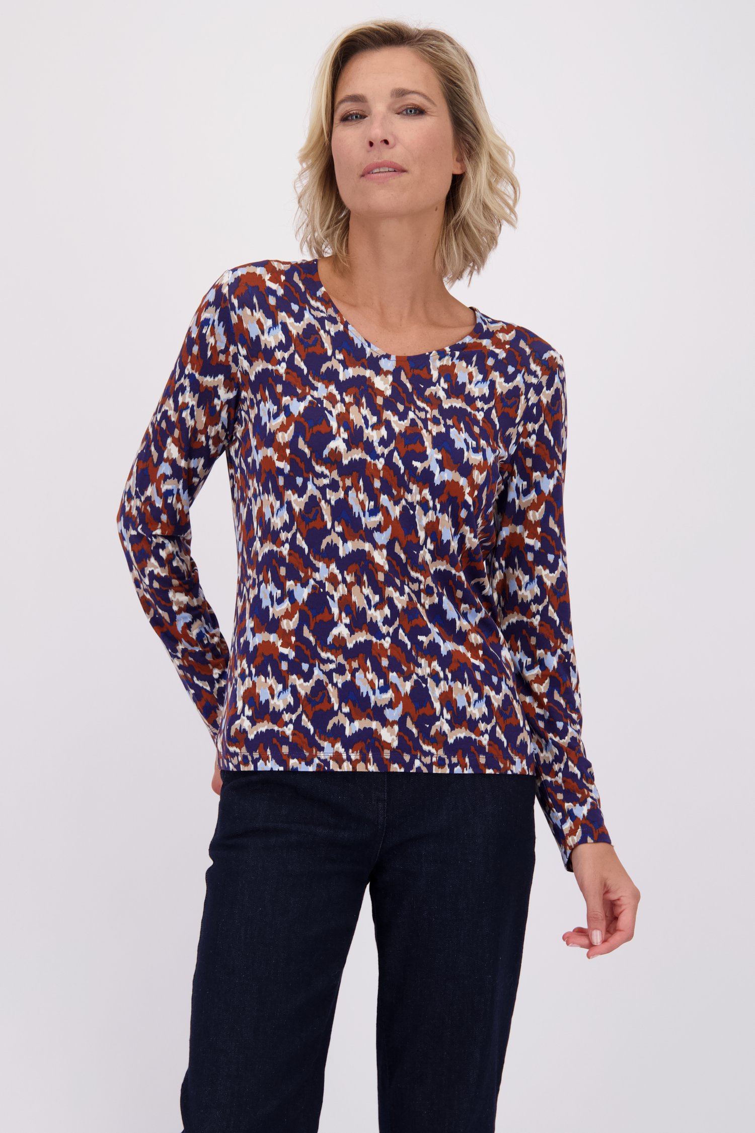 Le devant de T-shirt à imprimé bleu et brun de Claude Arielle pour Femmes